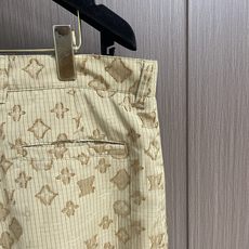 Lv Monogram 防撕裂渐变休闲长裤,这些防水防撕裂面料饰有柔软质感的提花剪花图案。沙米色系的迷彩 Lv Monogram 防撕裂渐变休闲长裤,这些防水防撕裂面料饰有柔软质感的提花剪花图案。沙米色系的迷彩