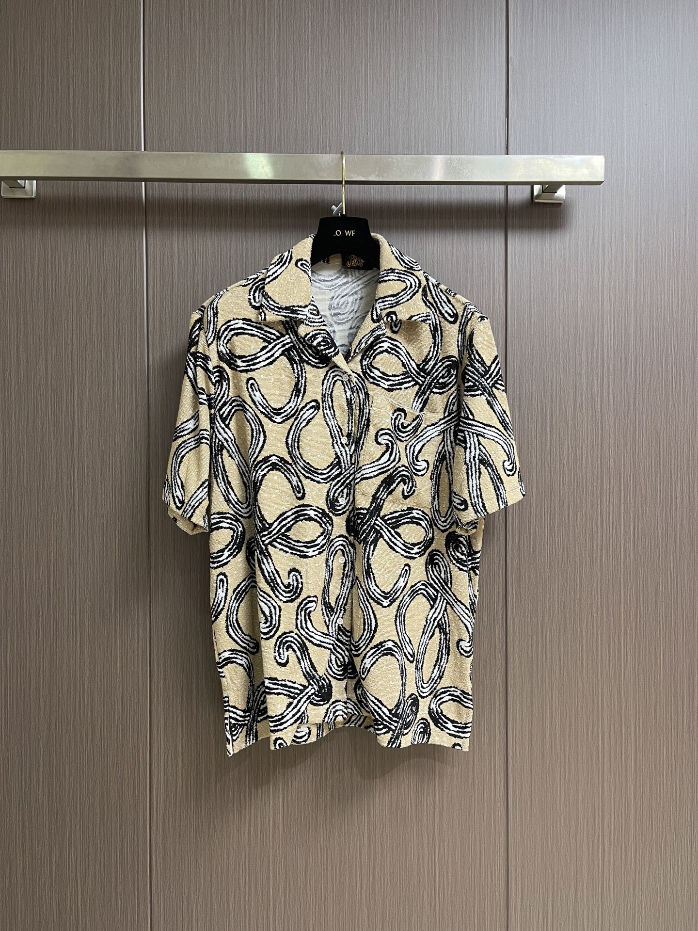 NO:935735,Tops shorts LOEWE  Towel jacquard short-sleeved shirt and shorts suit, the fabric is made of the original custom-made 77 cotton and 33 polyester fiber blended jacquard terry cloth. It is precisely cut on a positioning cutting machine and processed by hand overlocking. The fabric texture is rich and thick, soft and skin-friendly. The jacquard logo is naturally integrated with the cloth surface, and the visual layer is rich. The loose version presents a relaxed and neat silhouette.  , the terry cloth material is breathable and dry, suitable for spring and summer. The placket is equipped with customized buttons, and the full set of customized trademarks restores the original details. The overall wiring is straight and delicate, the fabric is comfortable and soft, the color is consistent without color difference, the three labels are complete, customized accessories. Sizes S-XL,, loewe, shorts, shirts, T-shirt,19860909上衣 短裤 LOEWE 毛巾提花短袖衬衫短裤套装,面料采用原版一致定制77棉与33聚酯纤维混纺提花毛巾布,经定位裁床精准裁剪与手工包缝工艺处理,面料肌理丰盈厚实,触感软糯亲肤,提花标识与布面自然融合,视觉层次丰富.宽松版型呈现松弛利落的穿着轮廓,毛巾布材质透气干爽,适合春夏季节.门襟搭配定制纽扣,全套定制商标还原原版细节.整体走线平直细腻,面料舒适柔软,颜色一致无色差,三标齐全,定制辅料.尺码S-XL,,loewe,shorts,shirts,T-shirt,,Men's clothing