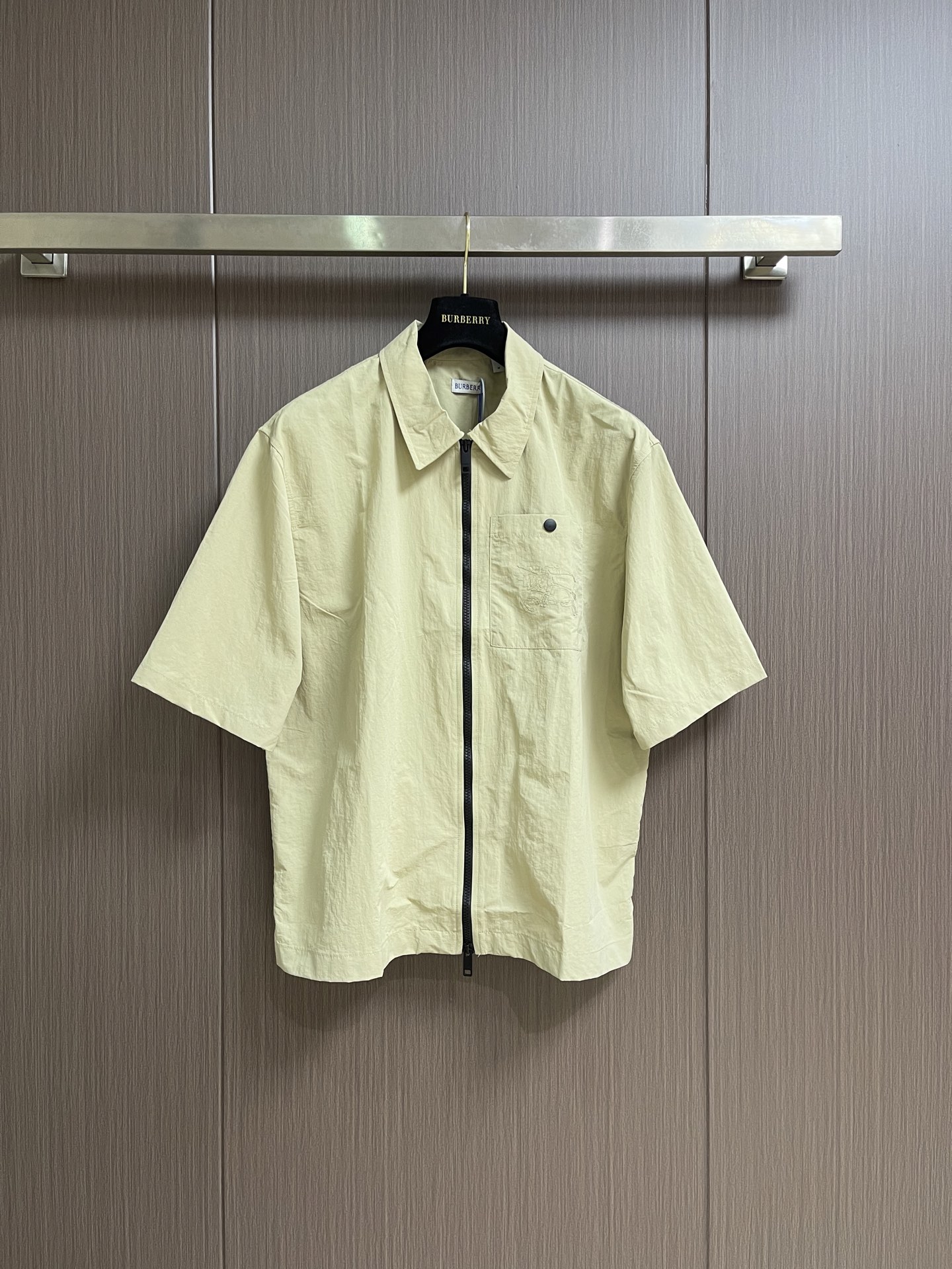 NO:935733,Tops shorts Burberry  Knight embroidered lapel full-zip shirt and shorts suit. This khaki knight embroidered lapel full-zip short-sleeved shirt is made of lightweight anti-wrinkle breathable woven fabric. It has been softened by sand washing and has a smooth touch with micro-texture. The upper body is dry and non-sticky.  The body is washable and not easy to wrinkle and turn white; the classic lapel is shaped with double-layer interlining, which is stiff and not easy to collapse. The front is customized with a smooth full-length zipper opening and closing, and is matched with the same color hemming process to ensure dense and smooth routing; the left chest pocket is decorated with metal buckles and  Fine knight embroidery, layered sewing of multiple strands of embroidery thread, the pattern is three-dimensional and full and not easy to fall off; the three-quarter short-sleeved cuffs are double-threaded and secure, and the slits on both sides of the hem increase the freedom of movement; the loose straight version is ergonomically adjusted, with multiple double-thread reinforced seams throughout the garment, multiple washes to stabilize the shape, taking into account outdoor commuting wear, the simple and elegant detail craftsmanship shows a low-key, light and luxurious texture. The overall line routing is straight and delicate, the fabric is comfortable and soft, and the colors are consistent and without color difference.  Can be matched with the same style to create a fashionable look, to suit various occasions, customized accessories, complete with three standards!  Size S-XL,,burberry,shorts,shirts,T-shirt,19860909上衣 短裤 Burberry 骑士刺绣翻领全拉链衬衫短裤套装,这款卡其色骑士刺绣翻领全拉链短袖衬衫甄选轻薄抗皱透气梭织面料,经砂洗柔化处理,触感顺滑自带微肌理,上身干爽不粘身,耐洗不易起皱发白；经典翻领采用双层衬布定型,挺括不易软塌,正面定制顺滑全长拉链开合,搭配同色系包边工艺,走线密实平整；左胸口袋点缀金属扣与精细骑士刺绣,多股绣线分层缝制,图案立体饱满不易脱线；五分短袖袖口双线锁边牢固,下摆两侧开叉提升活动自由度；宽松直筒版型经人体工学尺寸调校,全衣多处双线加固车缝,多次水洗定型稳固版型,兼顾户外通勤穿搭,简约大气的细节工艺尽显低调轻奢质感.整体走线平直细腻,面料舒适柔软,颜色一致无色差 能与同款搭配营造时尚造型,驾驭各种场合,定制辅料,三标齐全！尺码S-XL,,burberry,shorts,shirts,T-shirt,,Men's clothing