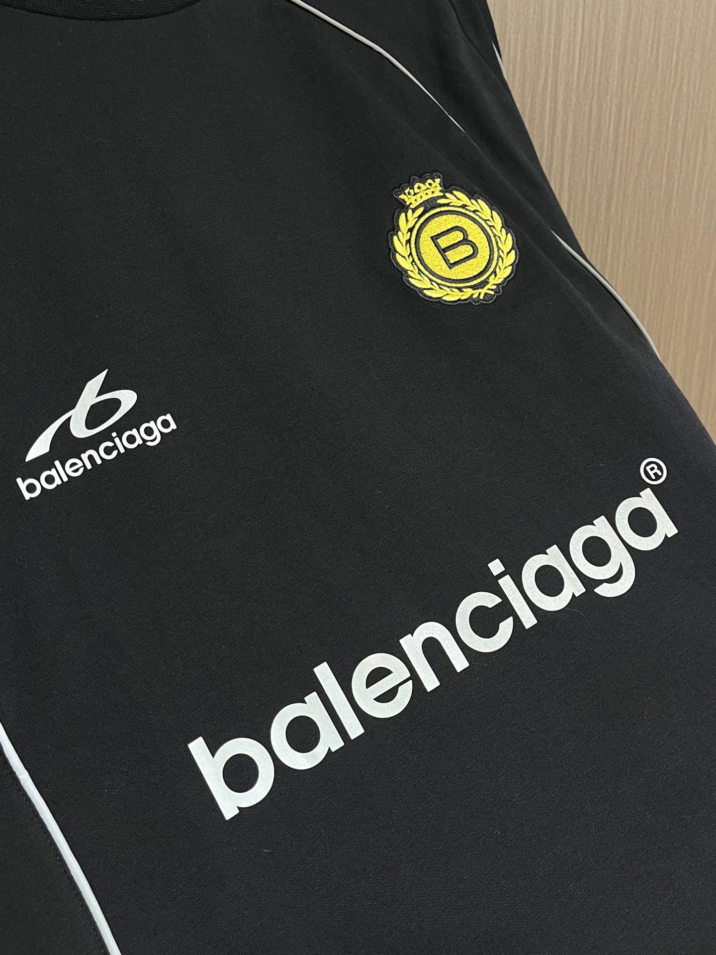 Balenciaga 曼联足球联名短袖T恤，这款Balenciaga运动风短袖T恤，甄选高支精梳棉面料打