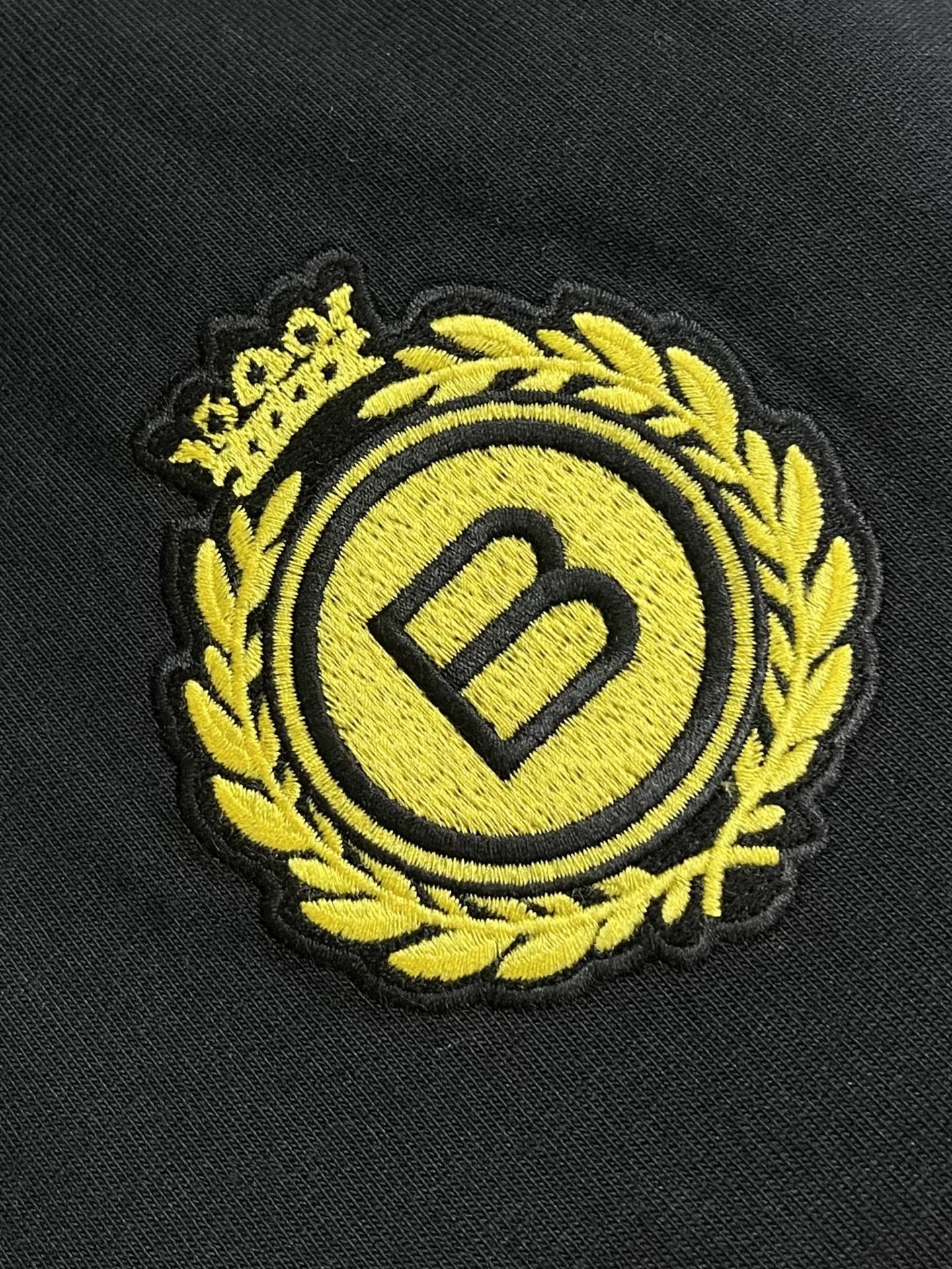 Balenciaga 曼联足球联名短袖T恤，这款Balenciaga运动风短袖T恤，甄选高支精梳棉面料打