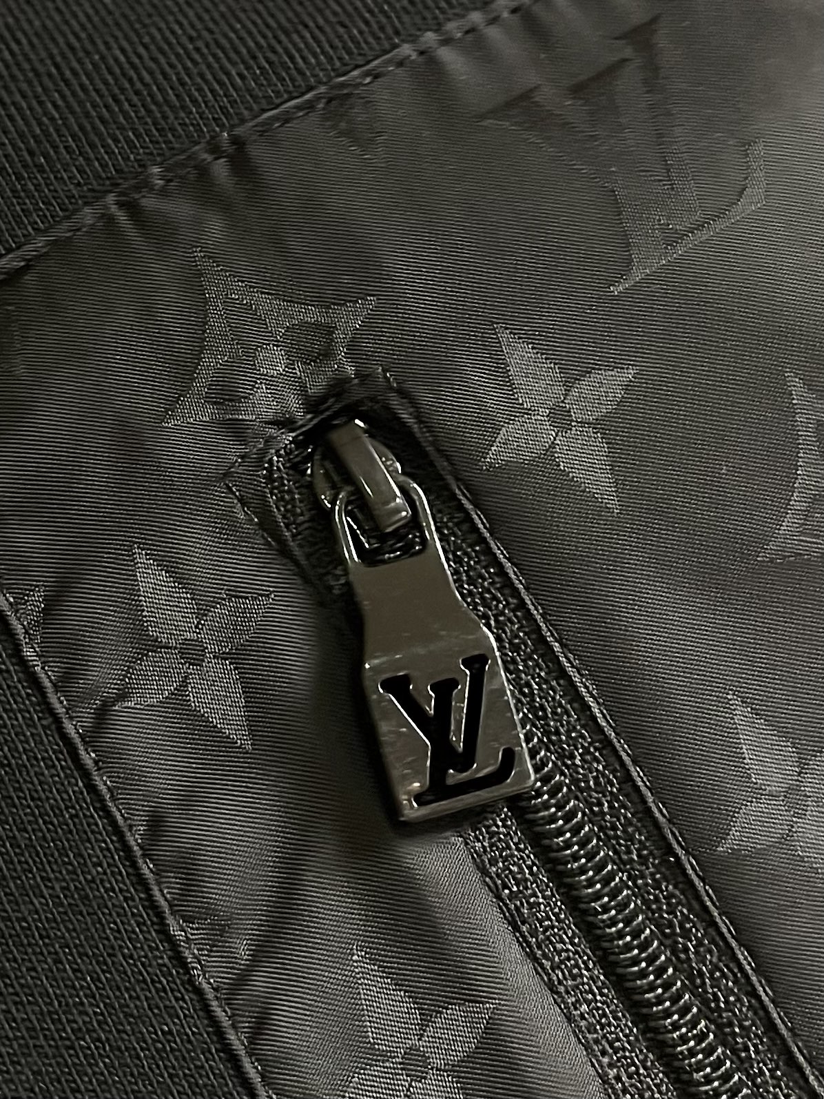 LV 科技细节标识运动衫卫衣，这款LV圆领卫衣甄选高克重精密针织面料，面料厚实挺括，内里细腻，上身透气舒