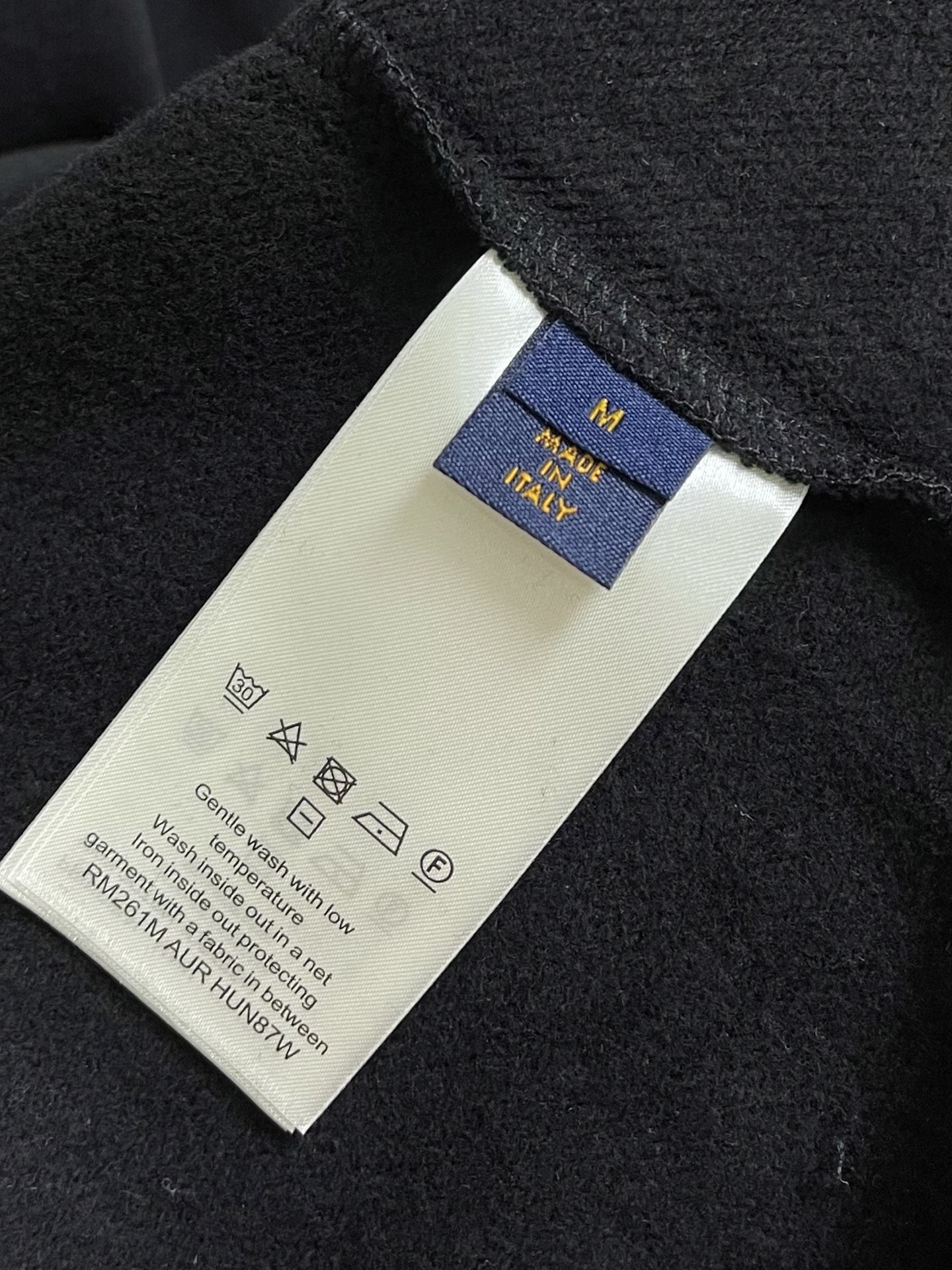 LV 科技细节标识运动衫卫衣，这款LV圆领卫衣甄选高克重精密针织面料，面料厚实挺括，内里细腻，上身透气舒