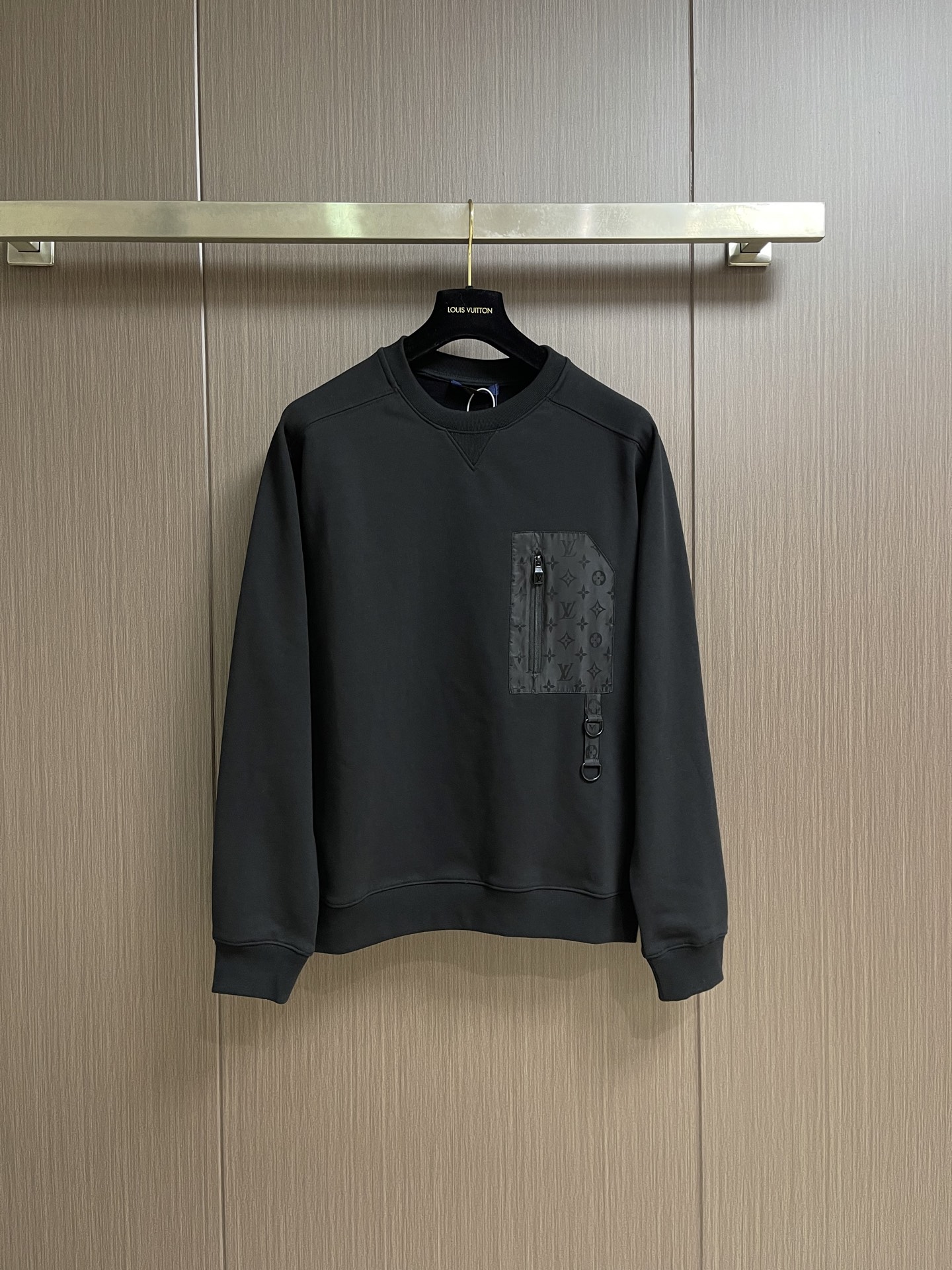NO:935759,LV  Technical details mark the sweatshirt and sweatshirt. This LV round-neck sweatshirt is made of high-weight precision knitted fabrics. The fabric is thick and crisp, and the lining is fine. The upper body is breathable and comfortable, and has good warmth retention. The basic round neck has been shaped, and the neckline is flat and will not deform after long-term wear. The front chest is spliced with dark patterned nylon patch pockets, with a hanging buckle design. The bag body print is clear and delicate, and the stitching is tightly and firmly routed. The cuffs and hem are ribbed.  The craftsmanship and moderate elasticity can prevent the wearer from loosening. The body of the garment is exquisitely cut in pieces, with double-thread seams all over the body, and the stitching is even and fine. The loose and casual style has been three-dimensionally patterned, and the upper body is simple and elegant. The excess threads are cleaned up inside the garment, and the workmanship is fine and advanced. It can be adapted for daily commuting and leisure travel. Gentle washing can still maintain the shape. The overall wiring is straight and delicate, the fabric is comfortable and soft, and the color is consistent without color difference.  Can be matched with the same style to create a fashionable look, to suit various occasions, customized accessories, complete with three standards!  Size S-M-L-XL Size S, length 69, bust 118, sleeve length 78, size M, length 70.5, bust 122, length of sleeve 79.5, size L, size 72, bust 126, length of sleeve 81, size XL, length 73.5, bust 130, length of sleeve 82.5,,louis vuitton,hoodie,sweatshirts,19860909LV 科技细节标识运动衫卫衣,这款LV圆领卫衣甄选高克重精密针织面料,面料厚实挺括,内里细腻,上身透气舒适,保暖性良好.基础圆领经过定型处理,领口平整久穿不变形；前胸拼接暗纹老花尼龙贴袋,搭配挂扣设计,袋体印花清晰精致,拼接处走线严密牢固.袖口和下摆采用罗纹收边工艺,弹性适中,可以防止穿着松垮.衣身分片剪裁考究,全身双线锁边,针脚均匀细密.宽松休闲版型经过立体打版,上身简约大气,成衣内里清理多余线头,做工精细高级,日常通勤和休闲出行均可适配,轻柔洗护依旧可以保持版型.整体走线平直细腻,面料舒适柔软,颜色一致无色差 能与同款搭配营造时尚造型,驾驭各种场合,定制辅料,三标齐全！尺码S-M-L-XL S码 衣长69胸围118 袖长78 M码衣长70.5 胸围122 袖长79.5 L码 衣长72 胸围126 袖长81 XL码 衣长73.5 胸围130 袖长82.5,,louis vuitton,hoodie,sweatshirts,,Men's clothing