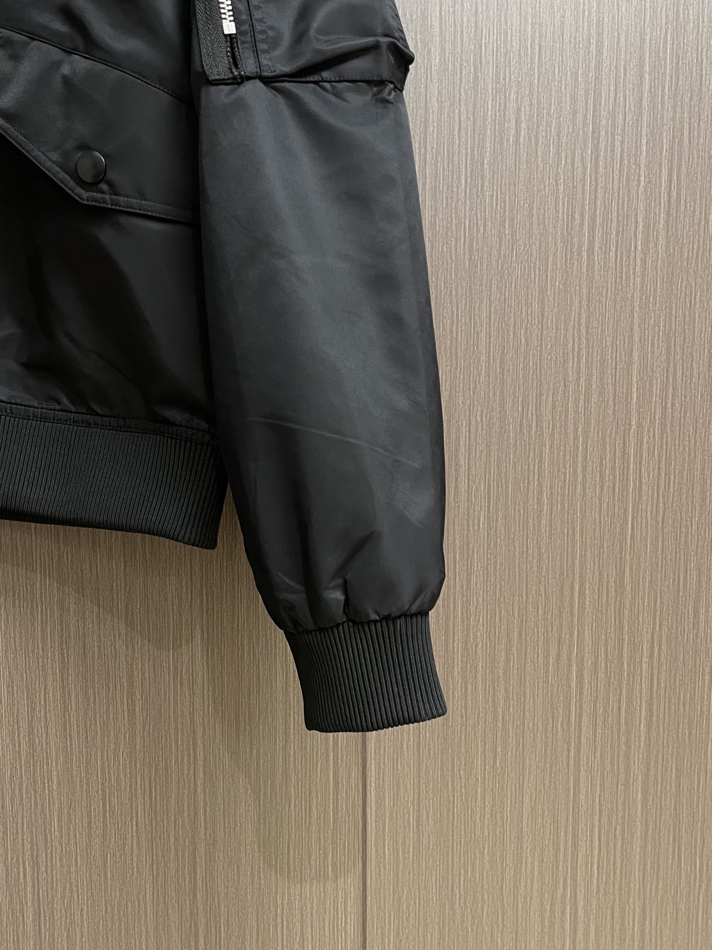 Prada，再生尼龙功能性夹克，面料采用品牌标志性的再生尼龙环保材料，与原生尼龙一样具有高强度、耐磨性和