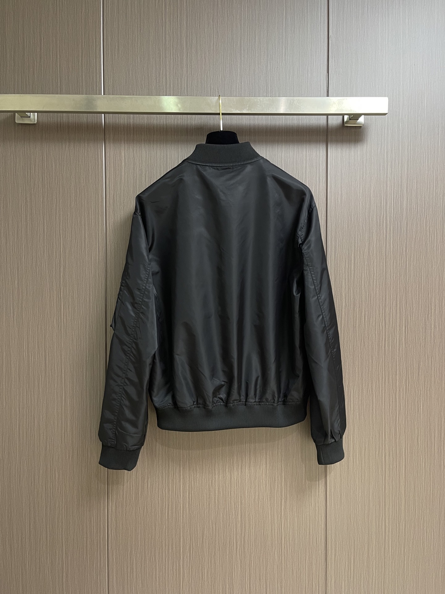 Prada，再生尼龙功能性夹克，面料采用品牌标志性的再生尼龙环保材料，与原生尼龙一样具有高强度、耐磨性和