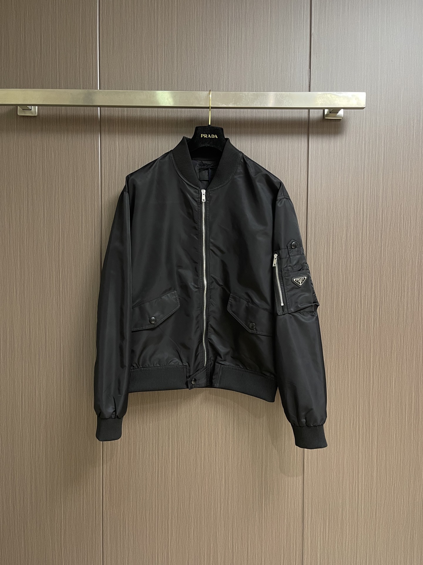 Prada，再生尼龙功能性夹克，面料采用品牌标志性的再生尼龙环保材料，与原生尼龙一样具有高强度、耐磨性和