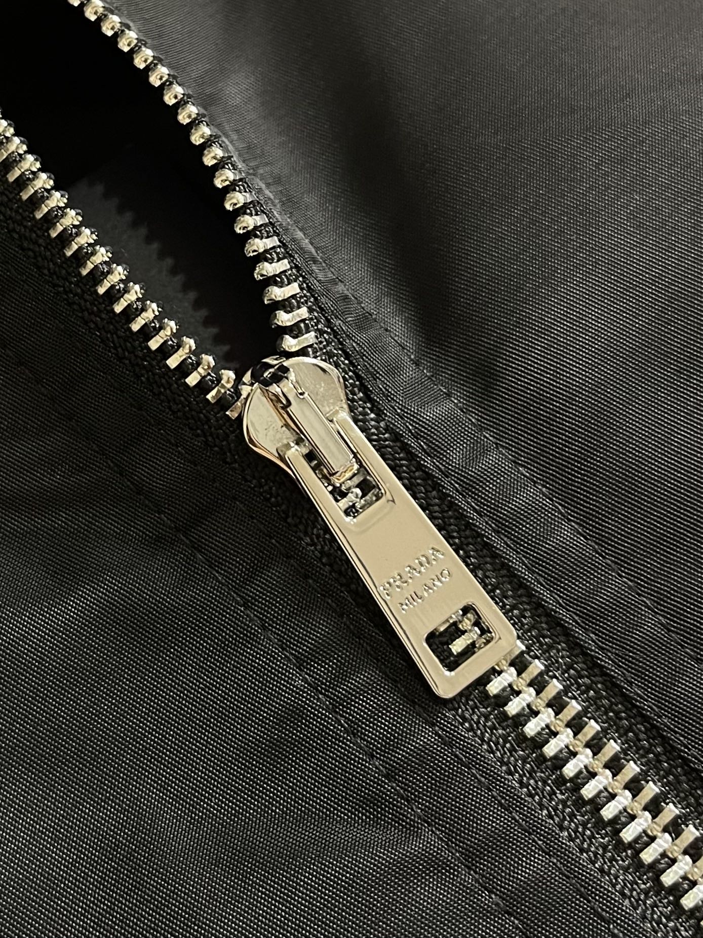 Prada，再生尼龙功能性夹克，面料采用品牌标志性的再生尼龙环保材料，与原生尼龙一样具有高强度、耐磨性和