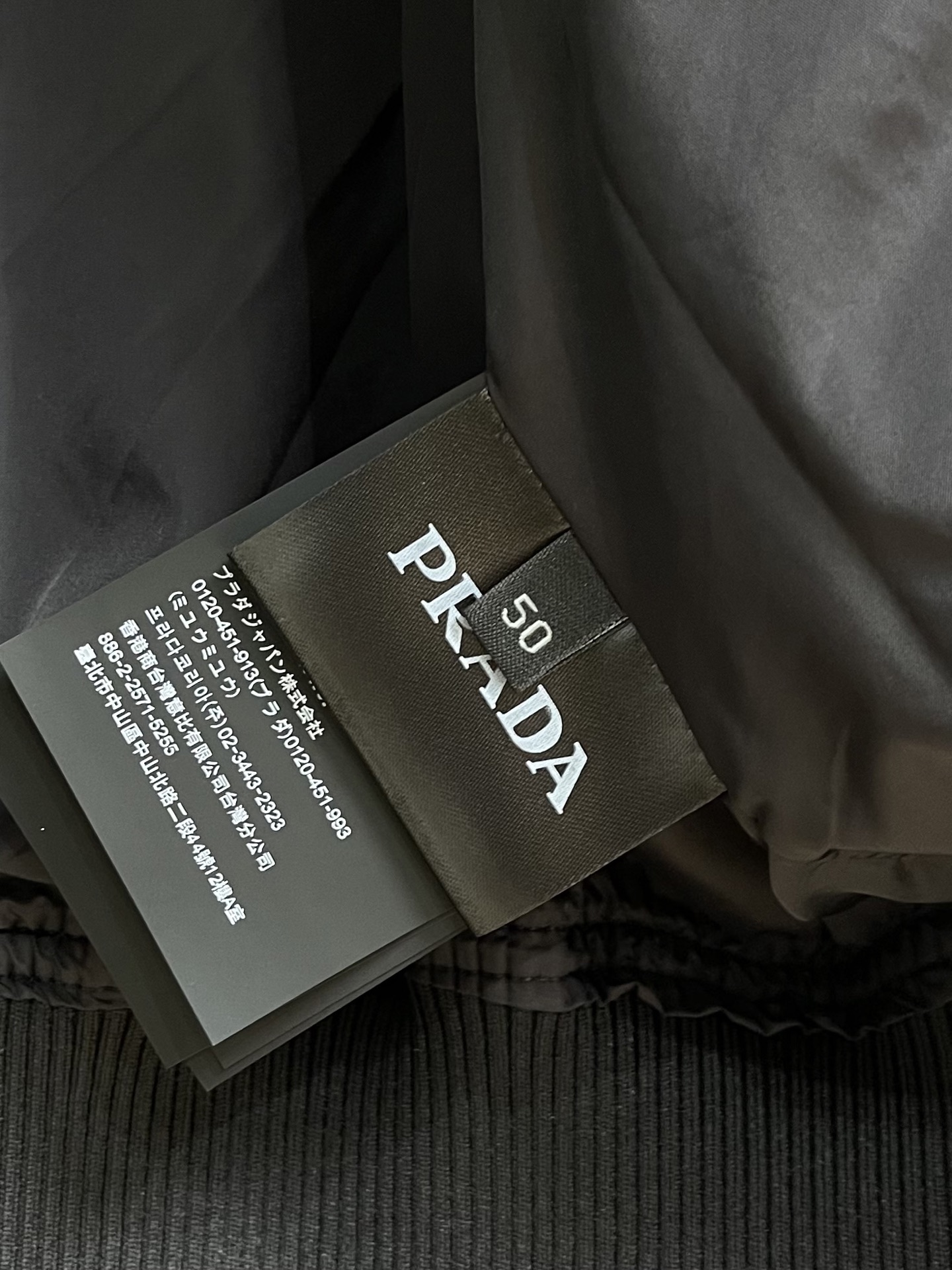 Prada，再生尼龙功能性夹克，面料采用品牌标志性的再生尼龙环保材料，与原生尼龙一样具有高强度、耐磨性和