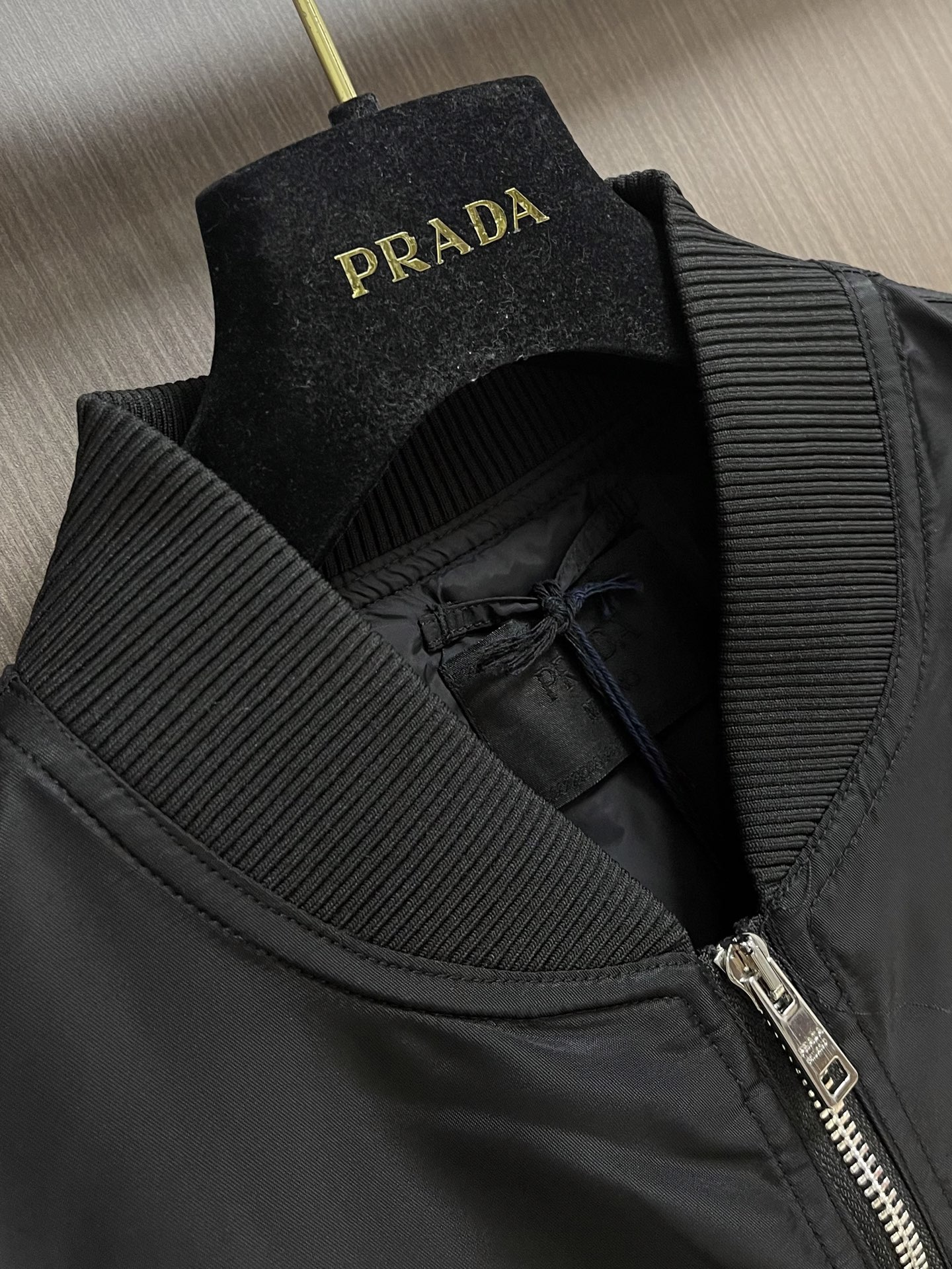 Prada，再生尼龙功能性夹克，面料采用品牌标志性的再生尼龙环保材料，与原生尼龙一样具有高强度、耐磨性和