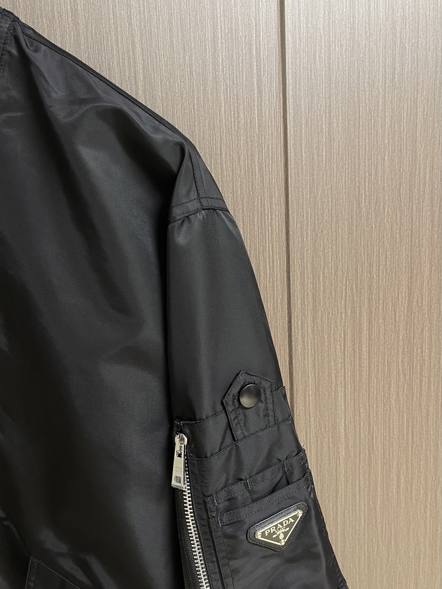 Prada，再生尼龙功能性夹克，面料采用品牌标志性的再生尼龙环保材料，与原生尼龙一样具有高强度、耐磨性和