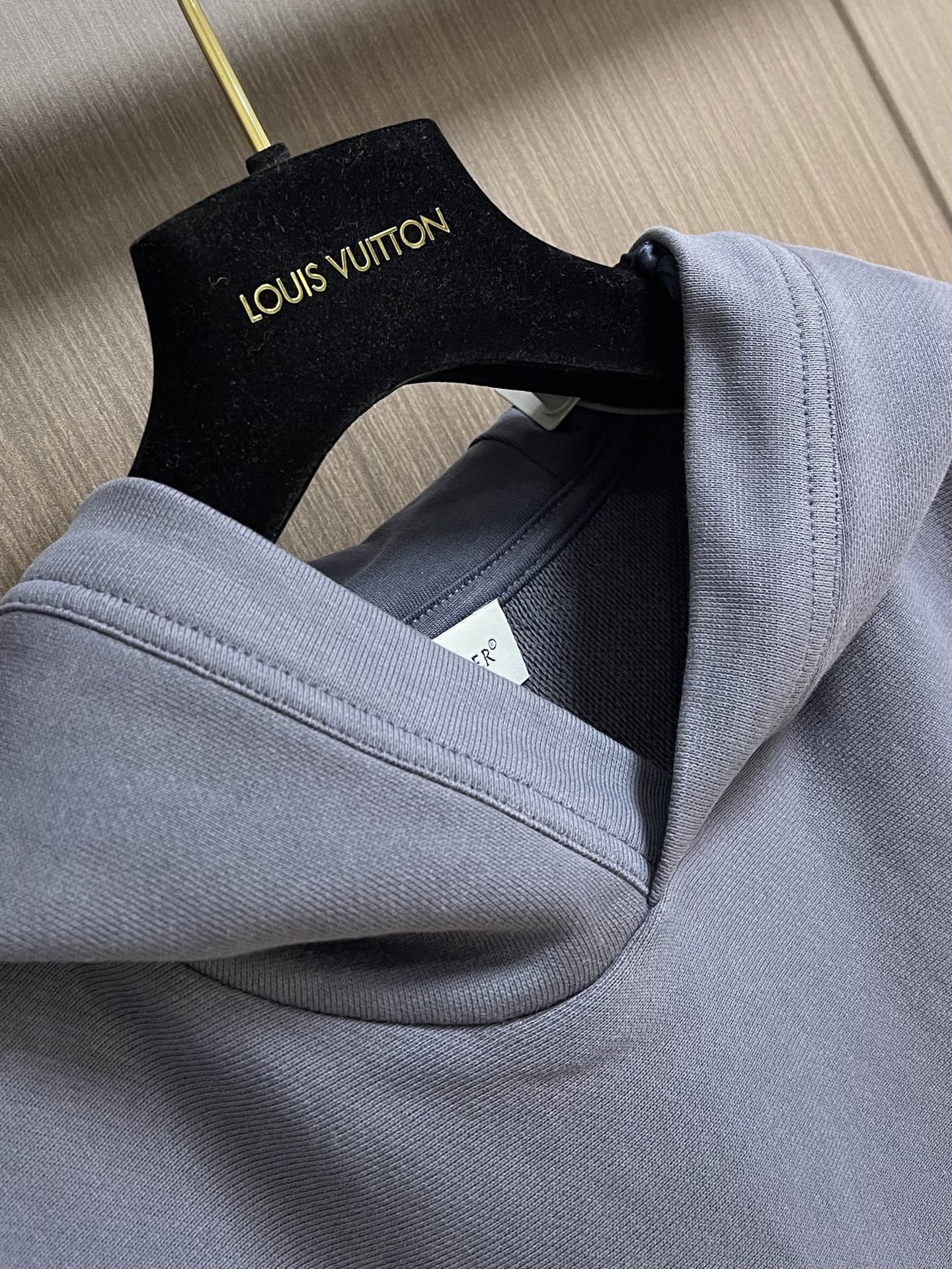 Moncler 划船标识棉质连帽卫衣，这款MONCLER连帽卫衣甄选重磅长绒棉面料，面料细腻密实，内里毛