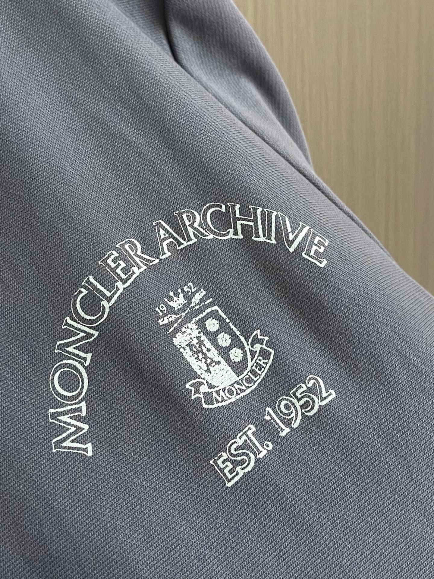 Moncler 划船标识棉质连帽卫衣，这款MONCLER连帽卫衣甄选重磅长绒棉面料，面料细腻密实，内里毛