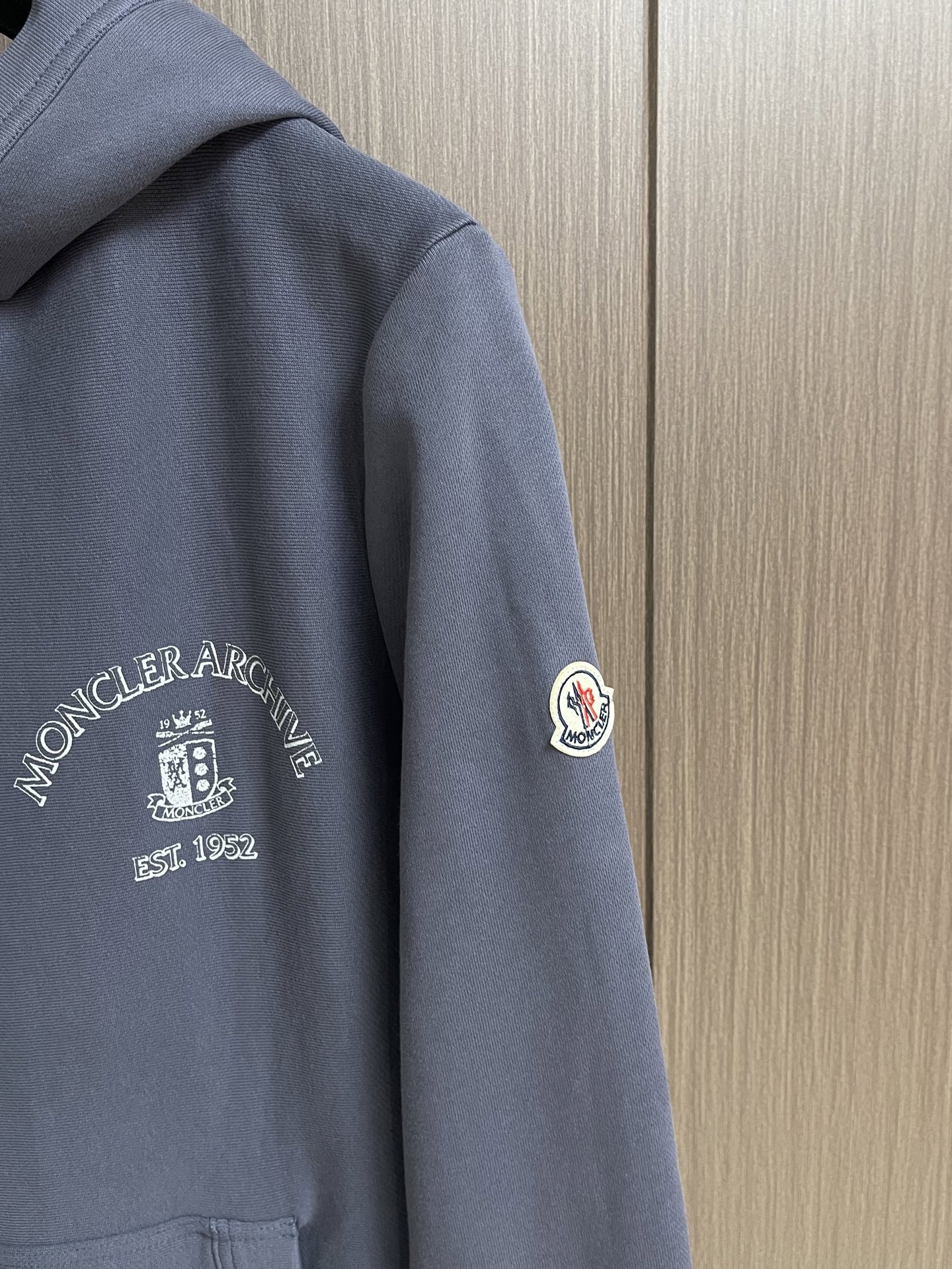 Moncler 划船标识棉质连帽卫衣，这款MONCLER连帽卫衣甄选重磅长绒棉面料，面料细腻密实，内里毛