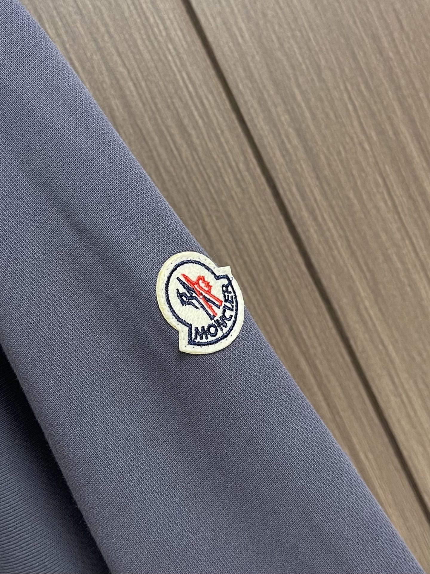 Moncler 划船标识棉质连帽卫衣，这款MONCLER连帽卫衣甄选重磅长绒棉面料，面料细腻密实，内里毛