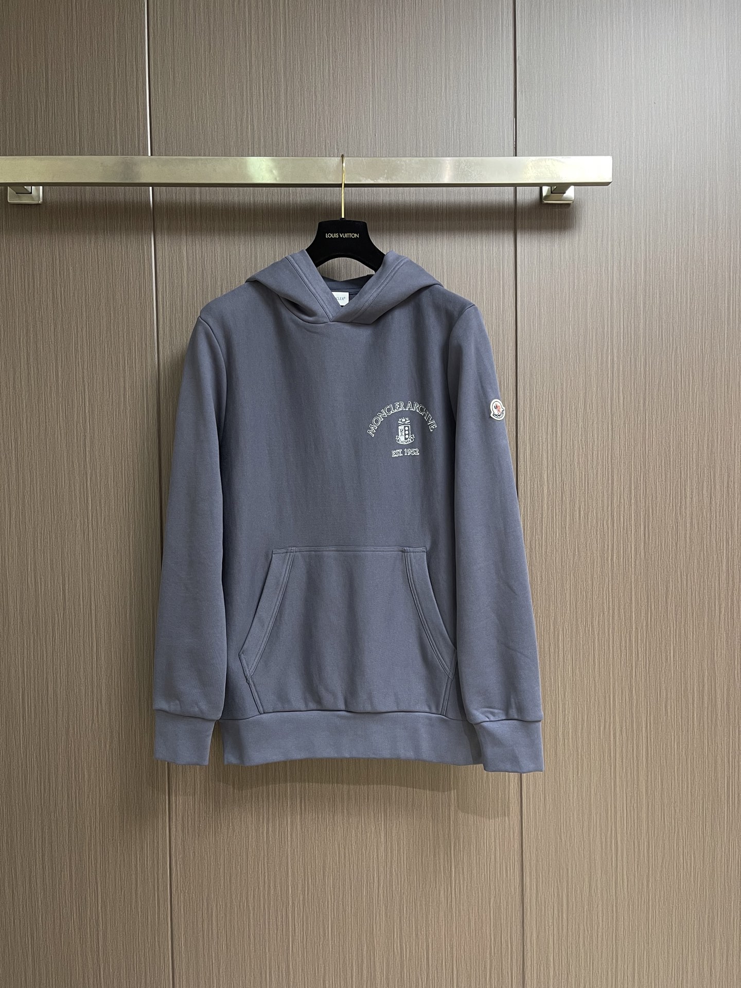 Moncler 划船标识棉质连帽卫衣，这款MONCLER连帽卫衣甄选重磅长绒棉面料，面料细腻密实，内里毛