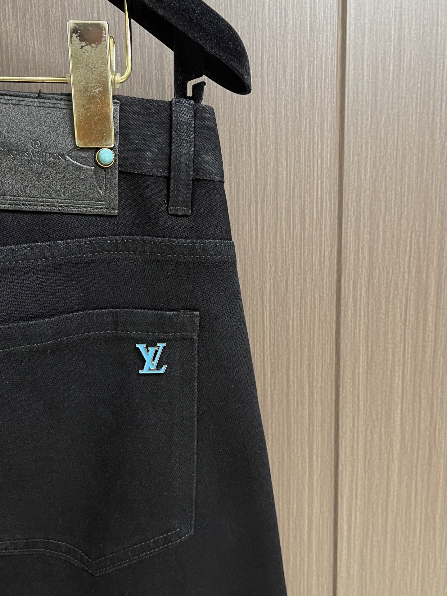 LV 2026ss早春新款牛仔裤，本款滑板牛仔裤选用日本精工丹宁布，以匠艺巧思重释经典设计。后袋处以刺绣
