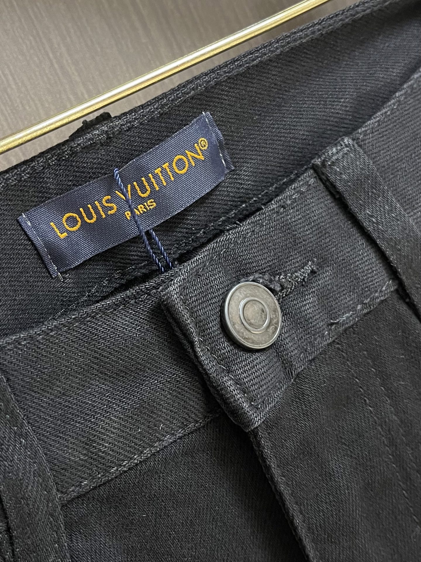 LV 2026ss早春新款牛仔裤，本款滑板牛仔裤选用日本精工丹宁布，以匠艺巧思重释经典设计。后袋处以刺绣