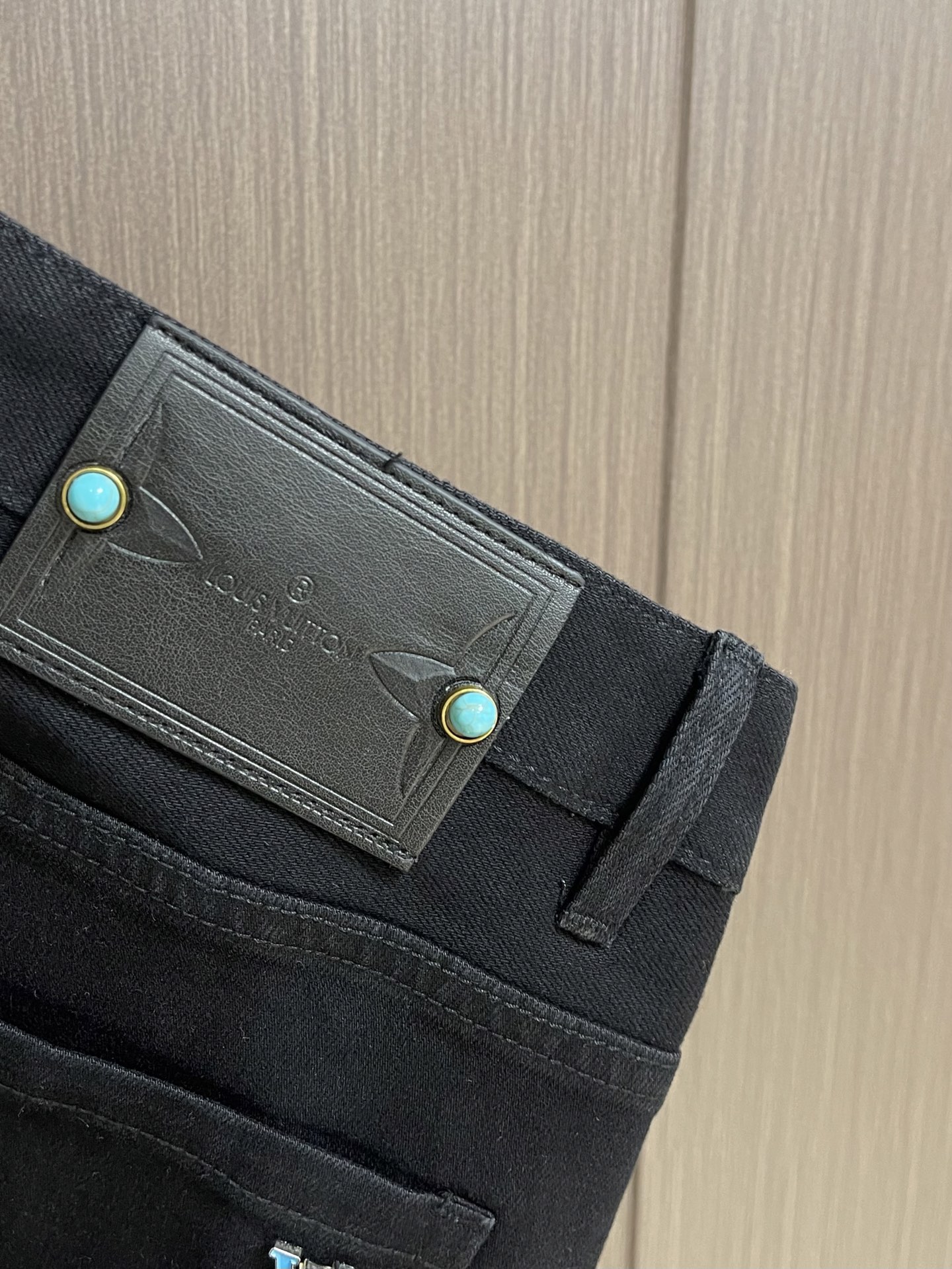 LV 2026ss早春新款牛仔裤，本款滑板牛仔裤选用日本精工丹宁布，以匠艺巧思重释经典设计。后袋处以刺绣
