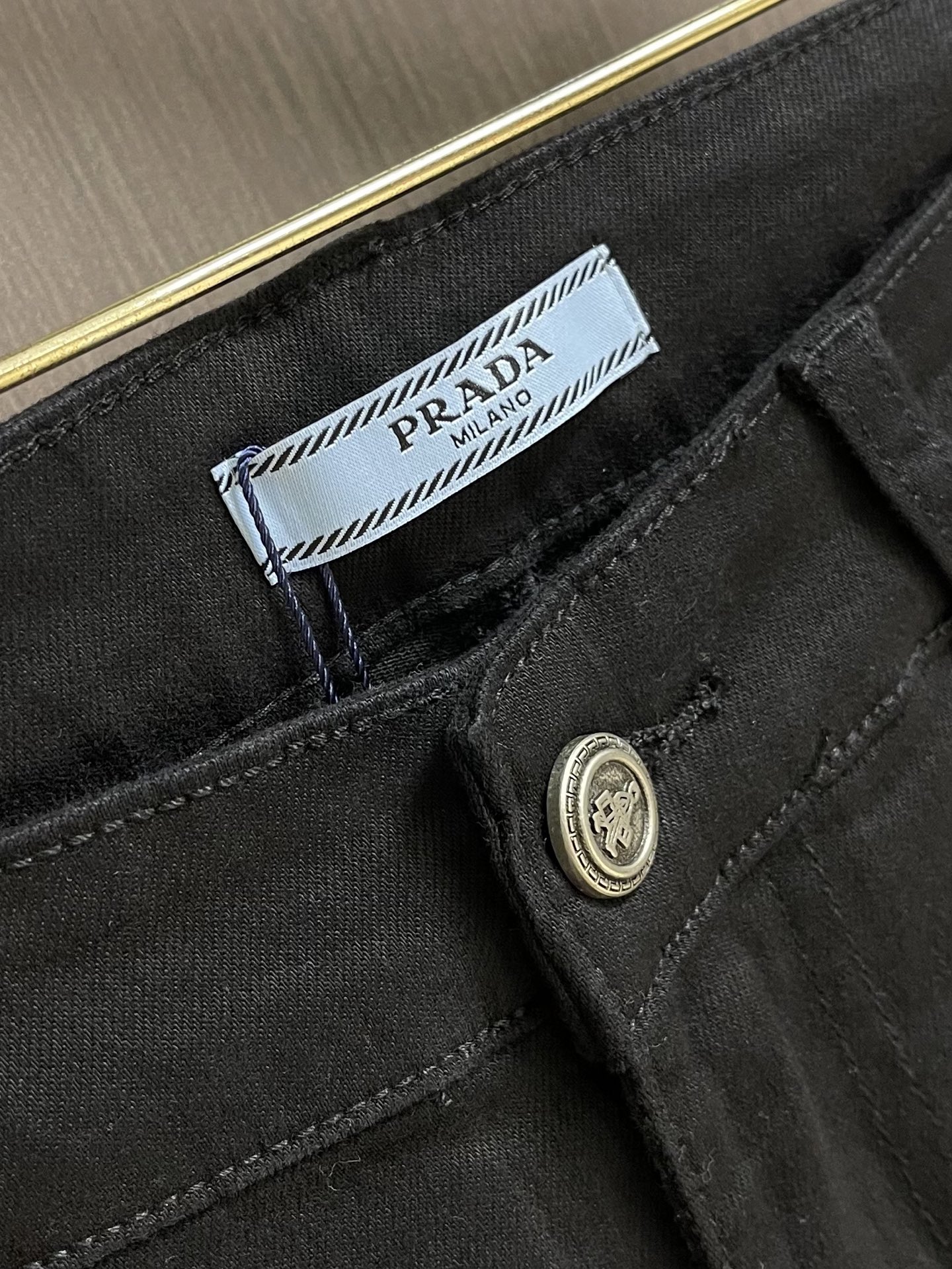 Prada 2026SS早秋新款男士后袋印花Logo牛仔裤，经典舒适百搭基础通勤牛仔裤款 怎么搭配都会很
