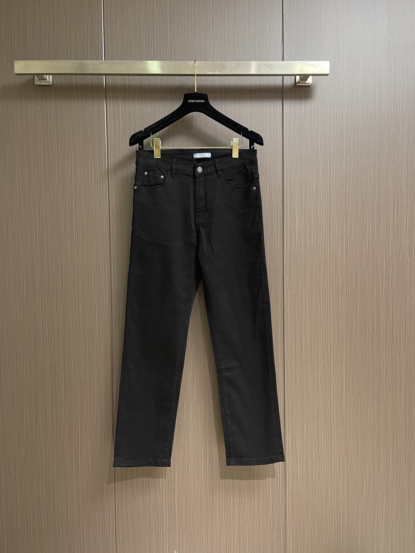 Prada 2026SS早秋新款男士后袋印花Logo牛仔裤，经典舒适百搭基础通勤牛仔裤款 怎么搭配都会很