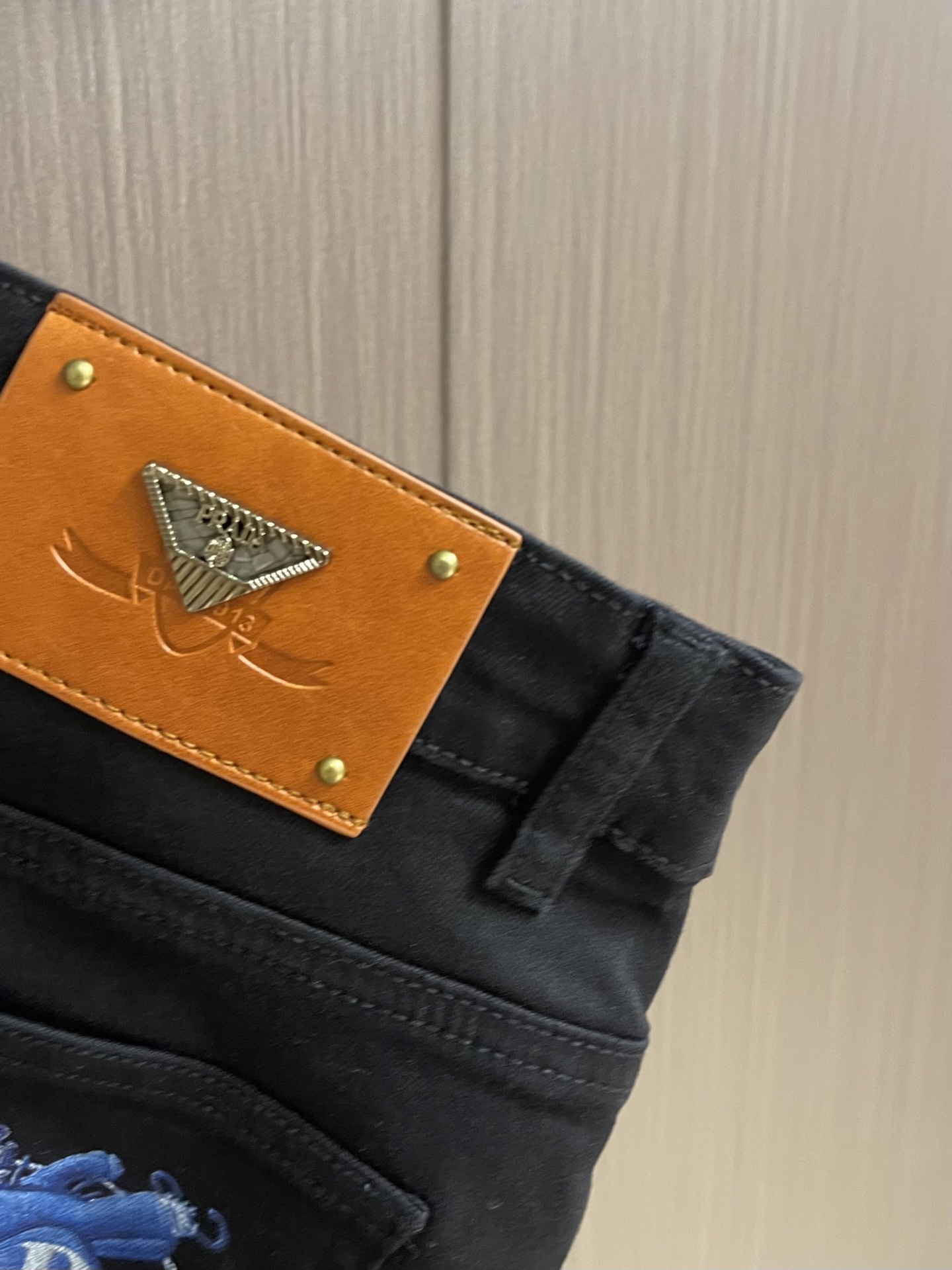 Prada 2026SS早秋新款男士后袋印花Logo牛仔裤，经典舒适百搭基础通勤牛仔裤款 怎么搭配都会很