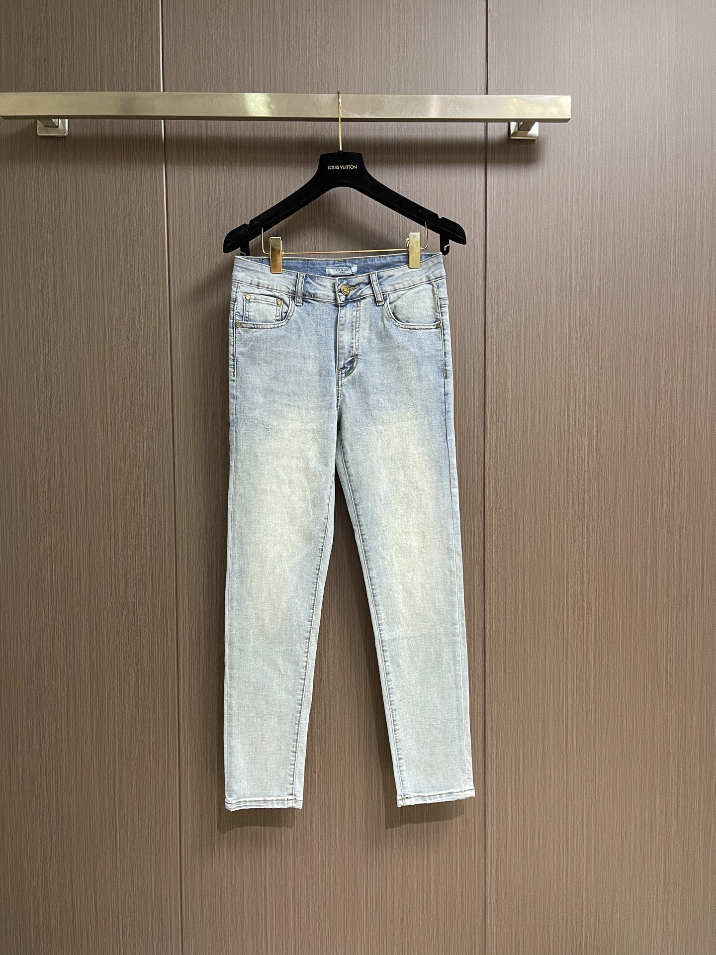 NO:935716,Prada 2026ss triangle logo jeans, original custom-made replica, customer-supplied hardware accessories, original quality imported denim fabric, heavy washing, fine workmanship and fine routing, excellent upper body, preferred item. Sizes 28-38, yes 35, no 37,, prada,jeans,19860909Prada 2026ss三角标识牛仔裤 原版定制复刻 客供五金辅料 原单品质进口牛仔面料重工洗水 做工走线精细上身绝佳,优选单品.尺码28-38 有35 无37,,prada,jeans,,Men's clothing
