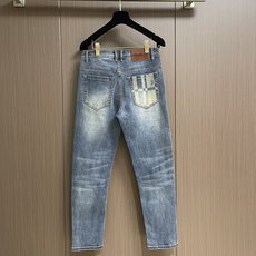 Burberry 战马徽标男士直筒牛仔裤,2026SS新款,日常休闲穿搭必备的单品之一,低调时髦。客供定 Burberry 战马徽标男士直筒牛仔裤,2026SS新款,日常休闲穿搭必备的单品之一,低调时髦。客供定
