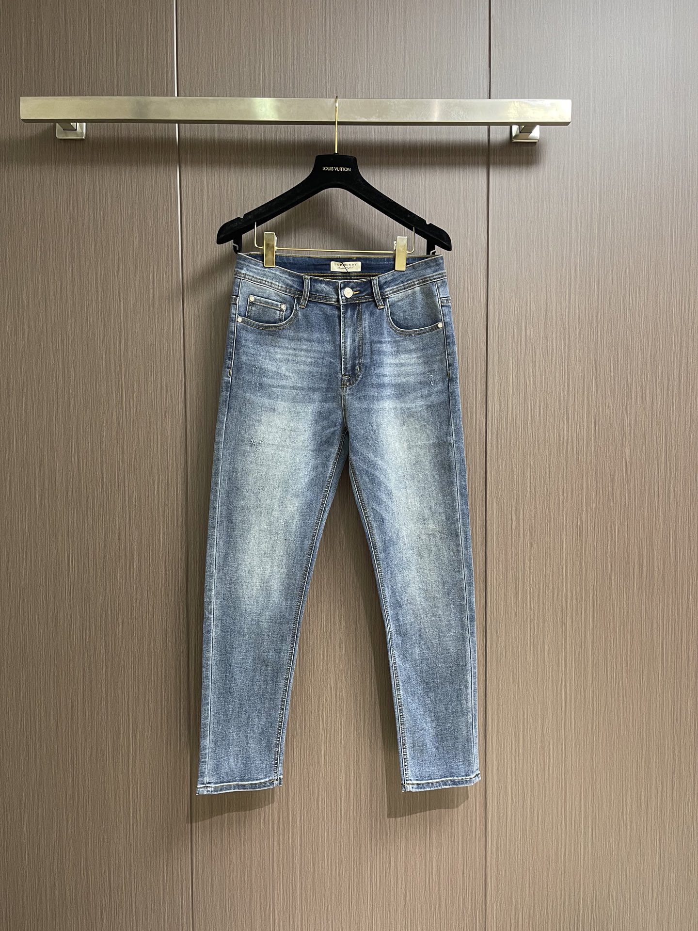 NO:935719,Burberry  Men's straight-leg jeans with war horse logo, 2026SS new style, one of the essential items for daily casual wear, low-key and fashionable. Made of custom-woven denim cotton fabric, using long-staple cotton from Xinjiang, with a strong texture and classic denim thick-count twill fabric.  Tight texture, extremely skin-friendly, good moisture absorption and breathability, comfortable to wear, very neat and simple style design, straight cut, war horse logo on the back pocket, classic leather nameplate design on the waistband, the sense of class is clear at a glance. Sizes 28-38  Yes 35 No 37,,burberry,jeans,19860909Burberry 战马徽标男士直筒牛仔裤,2026SS新款,日常休闲穿搭必备的单品之一,低调时髦.客供定织牛仔棉布制作,采用新疆的长绒棉,肌里感强烈,经典牛仔粗支纱斜纹布面,质地紧密,极致的亲肤感,吸湿透气性好,穿着舒适,款式设计十分俐落简洁,直筒版型裁剪,后袋的战马徽标,裤腰经典不变的皮牌铭牌设计,档次感一目了然.尺码28-38 有35 无37,,burberry,jeans,,Men's clothing