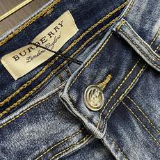 Burberry 战马徽标男士直筒牛仔裤,2026SS新款,日常休闲穿搭必备的单品之一,低调时髦。客供定 Burberry 战马徽标男士直筒牛仔裤,2026SS新款,日常休闲穿搭必备的单品之一,低调时髦。客供定
