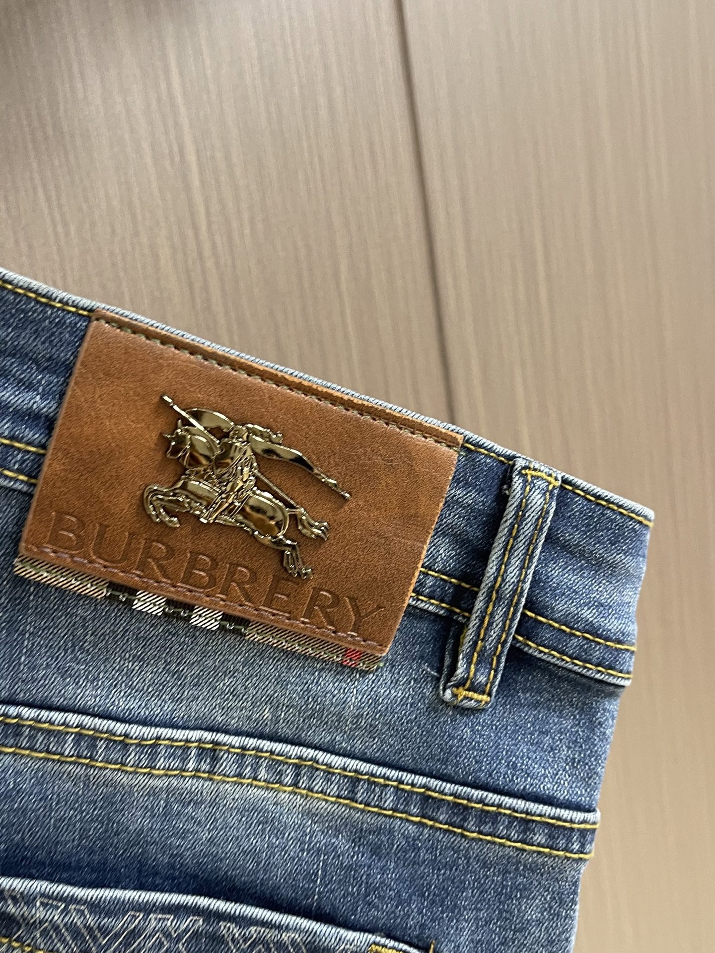 Burberry 2026SS战马标识休闲牛仔裤，采用100%棉制成，质地柔软、微弹性、穿着非常舒服！ 