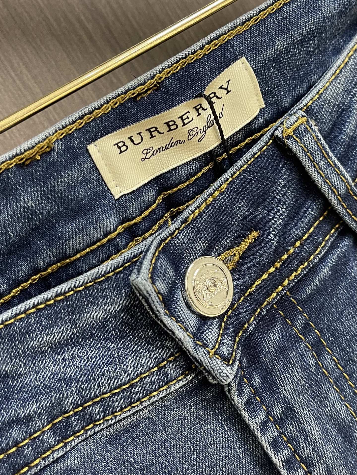 Burberry 2026SS战马标识休闲牛仔裤，采用100%棉制成，质地柔软、微弹性、穿着非常舒服！ 