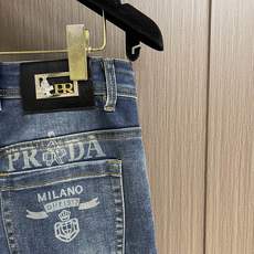 Prada 2026SS早秋新款男士后袋印花Logo牛仔裤,经典舒适百搭基础通勤牛仔裤款 怎么搭配都会很 Prada 2026SS早秋新款男士后袋印花Logo牛仔裤,经典舒适百搭基础通勤牛仔裤款 怎么搭配都会很