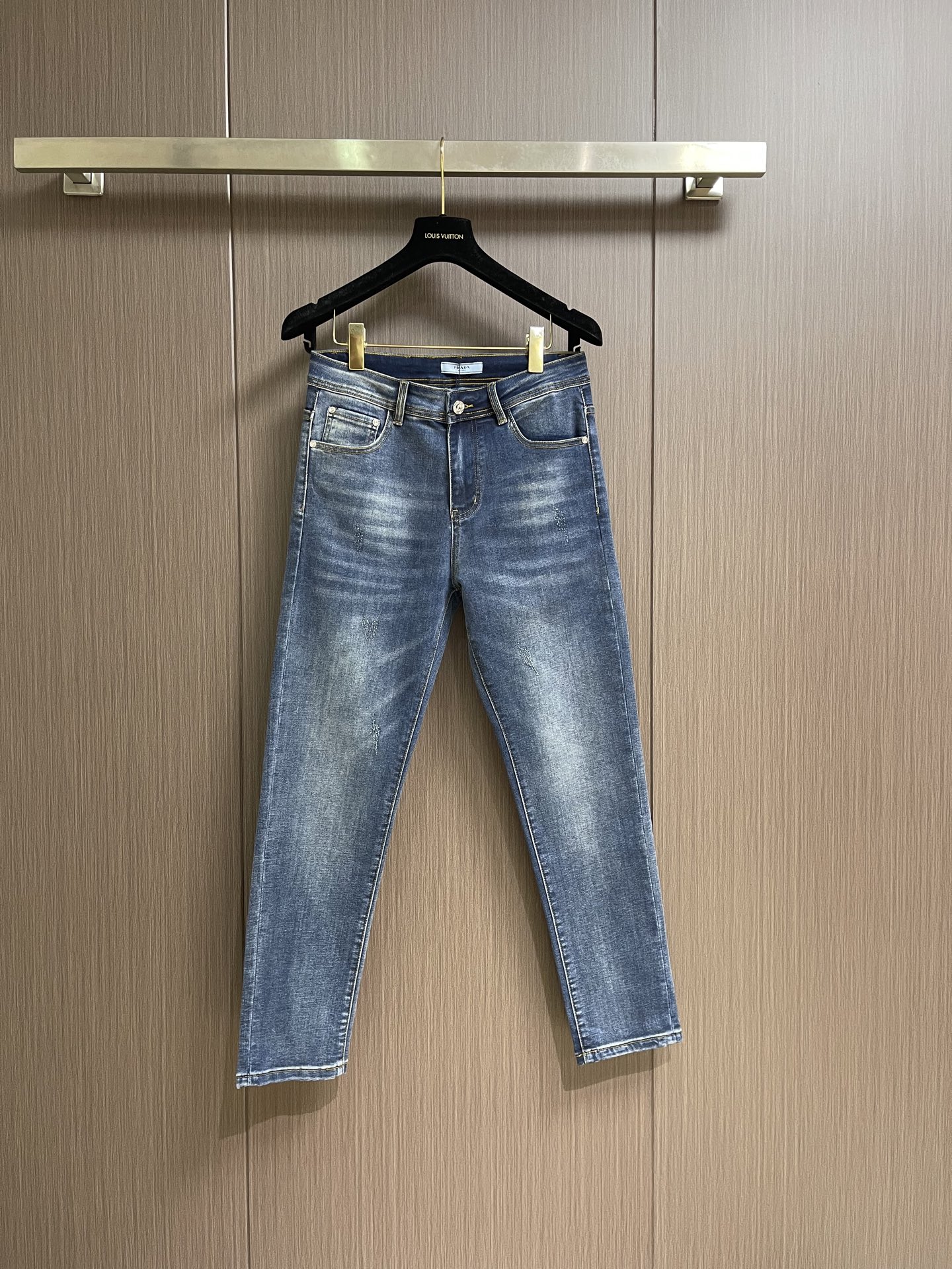 NO:935722,Prada 2026SS early autumn new men's back pocket printed logo jeans, classic, comfortable and versatile basic commuter jeans. They will look handsome no matter how you match them. Made of pure cotton denim, slightly stretchy, soft and comfortable. There is no tight and uncomfortable feeling when you wear them. The effect of washing the pants is even more wonderful. Such washing effect requires multiple times to achieve  The hardware accessories are also high-end, and it is a piece full of gorgeous style, and the details can show the quality of big brands. It is a super versatile basic model that everyone has. Sizes 28-38, 35, no 37, prada, jeans,19860909Prada 2026SS早秋新款男士后袋印花Logo牛仔裤,经典舒适百搭基础通勤牛仔裤款 怎么搭配都会很帅气 采用纯棉牛仔布 微弹柔软舒适 穿起来完全没有那种紧绷不舒服感受 裤子水洗的效果更是绝妙 这样的水洗效果是要经过多重才能达到 五金配件也是高配,更是一件充满了华丽气派、细节都能彰显大牌的品质感.超百搭基本款人手一条.尺码28-38 有35 无37,,prada,jeans,,Men's clothing