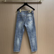 Prada 2026SS早秋新款男士后袋印花Logo牛仔裤,经典舒适百搭基础通勤牛仔裤款 怎么搭配都会很 Prada 2026SS早秋新款男士后袋印花Logo牛仔裤,经典舒适百搭基础通勤牛仔裤款 怎么搭配都会很