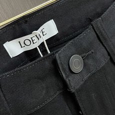 LOEWE 罗意威印花直筒长裤,面料采用12盎7*7斜纹牛仔布,成衣洗水后克重约420克,质感厚实挺括耐 LOEWE 罗意威印花直筒长裤,面料采用12盎7*7斜纹牛仔布,成衣洗水后克重约420克,质感厚实挺括耐