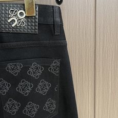 LOEWE 罗意威印花直筒长裤,面料采用12盎7*7斜纹牛仔布,成衣洗水后克重约420克,质感厚实挺括耐 LOEWE 罗意威印花直筒长裤,面料采用12盎7*7斜纹牛仔布,成衣洗水后克重约420克,质感厚实挺括耐