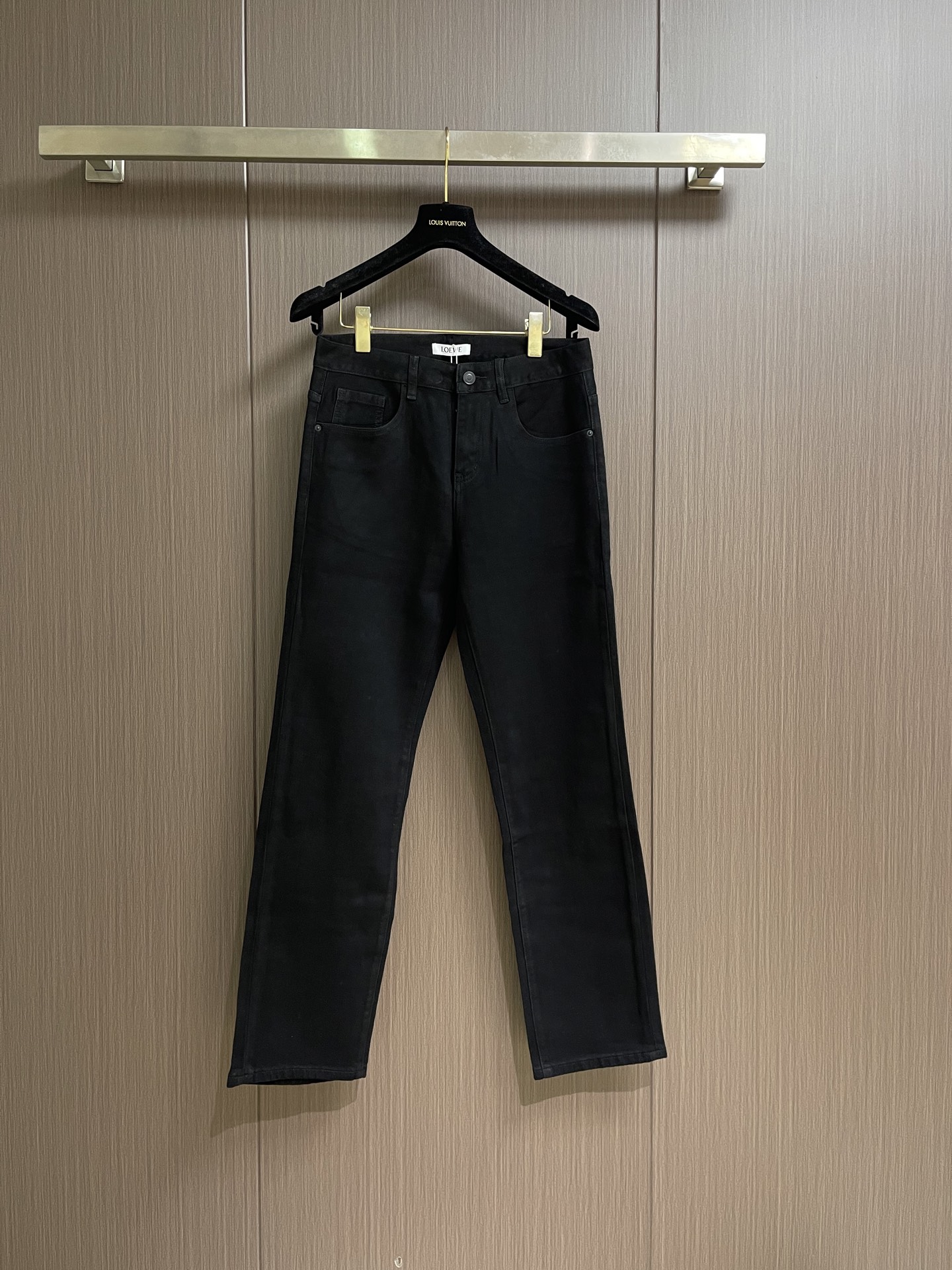 LOEWE 罗意威印花直筒长裤，面料采用12盎7*7斜纹牛仔布，成衣洗水后克重约420克，质感厚实挺括耐