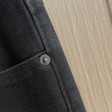 LOEWE 罗意威印花直筒长裤,面料采用12盎7*7斜纹牛仔布,成衣洗水后克重约420克,质感厚实挺括耐 LOEWE 罗意威印花直筒长裤,面料采用12盎7*7斜纹牛仔布,成衣洗水后克重约420克,质感厚实挺括耐