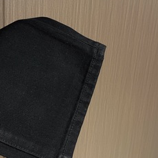LOEWE 罗意威印花直筒长裤,面料采用12盎7*7斜纹牛仔布,成衣洗水后克重约420克,质感厚实挺括耐 LOEWE 罗意威印花直筒长裤,面料采用12盎7*7斜纹牛仔布,成衣洗水后克重约420克,质感厚实挺括耐