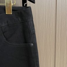 LOEWE 罗意威印花直筒长裤,面料采用12盎7*7斜纹牛仔布,成衣洗水后克重约420克,质感厚实挺括耐 LOEWE 罗意威印花直筒长裤,面料采用12盎7*7斜纹牛仔布,成衣洗水后克重约420克,质感厚实挺括耐