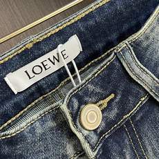 LOEWE 罗意威印花直筒长裤,面料采用12盎7*7斜纹牛仔布,成衣洗水后克重约420克,质感厚实挺括耐 LOEWE 罗意威印花直筒长裤,面料采用12盎7*7斜纹牛仔布,成衣洗水后克重约420克,质感厚实挺括耐