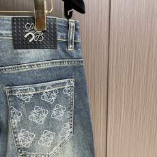 LOEWE 罗意威印花直筒长裤,面料采用12盎7*7斜纹牛仔布,成衣洗水后克重约420克,质感厚实挺括耐 LOEWE 罗意威印花直筒长裤,面料采用12盎7*7斜纹牛仔布,成衣洗水后克重约420克,质感厚实挺括耐