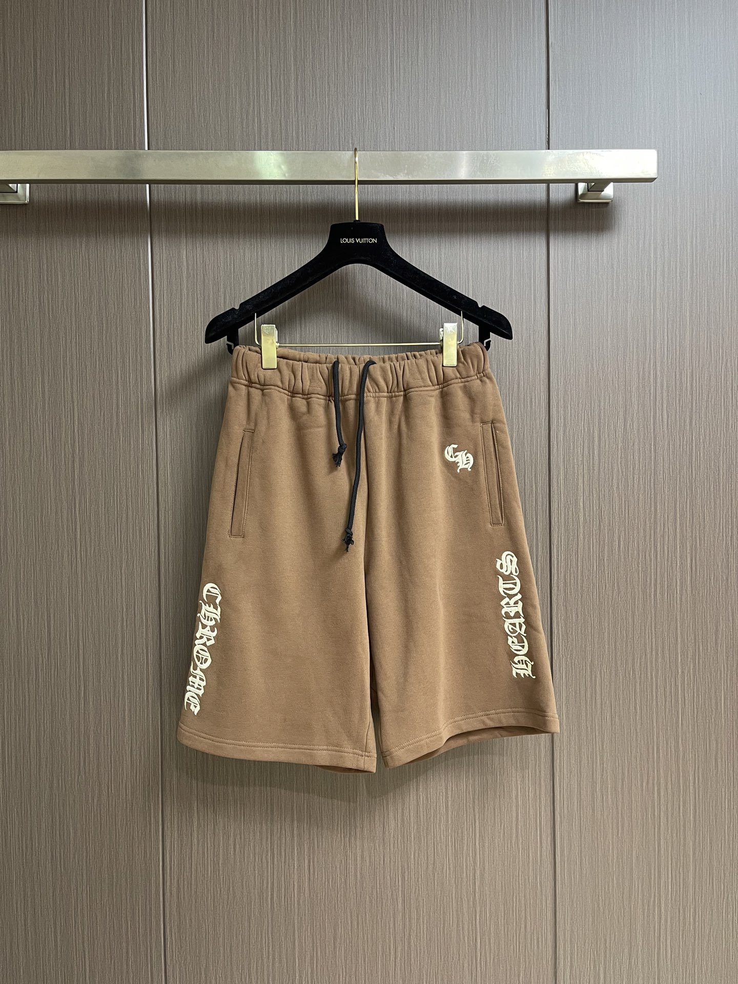 NO:935745,CH Chrome hearts three-dimensional embroidered sports shorts, top embroidery technology with accessories, quality assurance fit version, good version of imported fabrics, top high technology version, super durable and comfortable. Sizes S-M-L S ​​size waist 70 hip 102 trouser length 58 M size waist 74 hip 106 trouser length 59 L size waist 78 hip 110 trouser length 60,,chrome hearts,shorts,19860909CH 克罗心立体刺绣运动短裤,顶级刺绣工艺搭配附件,品质保证合身版型,版型好进口面料,顶级高工艺版型超好,耐穿又舒适. 尺码S-M-L S码腰围70 臀围102 裤长58 M码 腰围74 臀围106 裤长59 L码腰围78 臀围110 裤长60,,chrome hearts,shorts,,Men's clothing