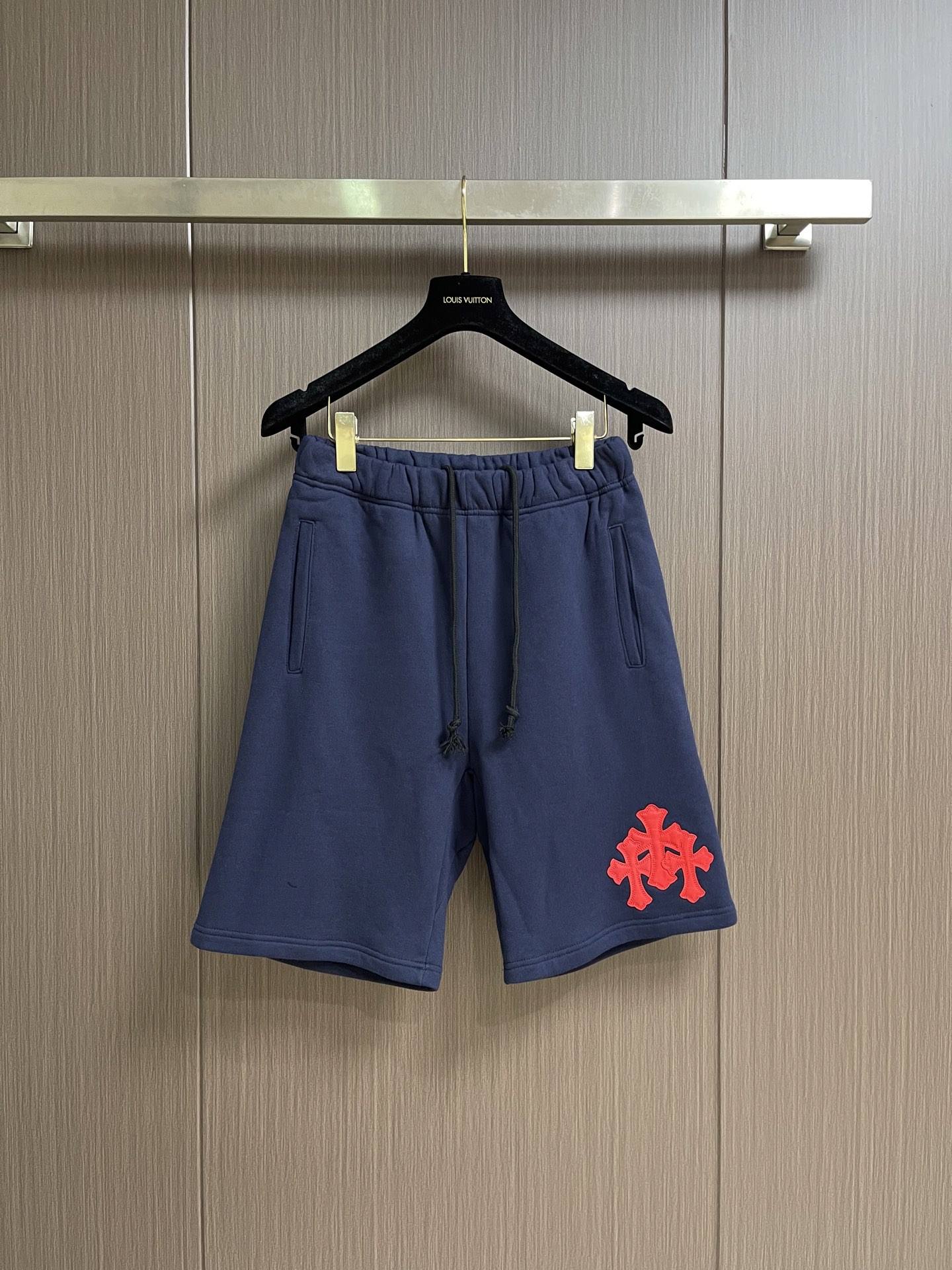 NO:935741,CH Chrome Heart 2026SS new 32-count pure cotton embroidered cross-patterned leather sports shorts, using imported special embroidery lines. The pockets on both sides are customized with high craftsmanship. We only make the most high-end CH shorts. Sizes S-M-L S size waist 70 hip 100 pants length 54 M size waist 74 hips 104 pants length 55 L size waist 78 hips 108 pants length 56,,chrome  hearts, shorts,19860909CH 克罗心 2026SS 新款32支纯棉刺绣十字花拼皮运动短裤,采用进口专线刺绣 两边裤袋做工高工艺定制,只做最高端的CH短裤.尺码S-M-L S码腰围70 臀围100 裤长54 M码 腰围74 臀围104 裤长55 L码腰围78 臀围108 裤长56,,chrome hearts,shorts,,Men's clothing