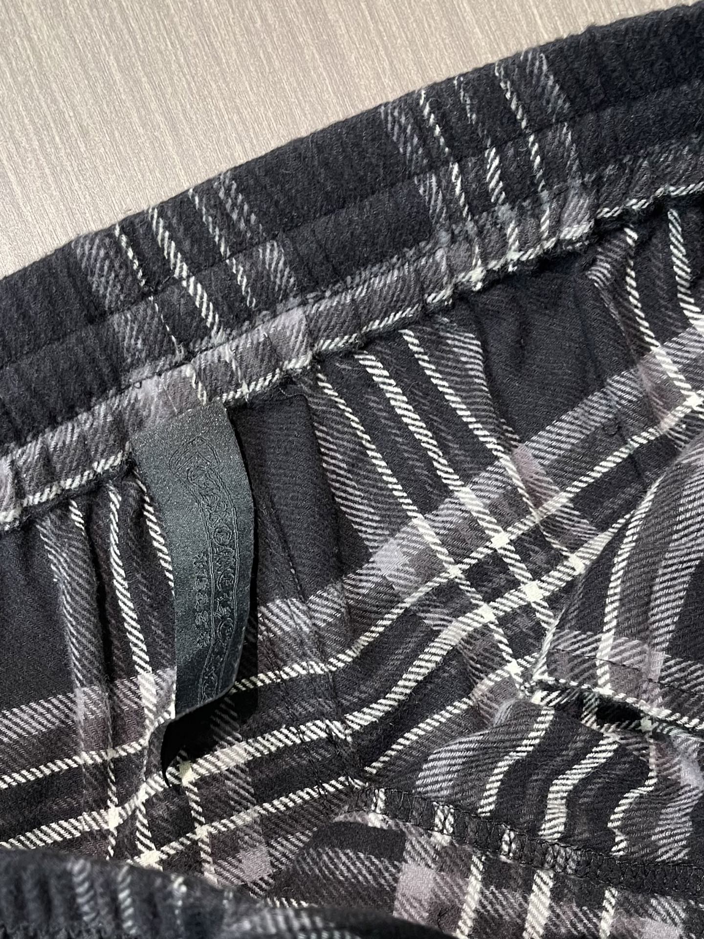 Chrome Hearts CH克罗心 黑白格十字皮标阔腿短裤，这款黑灰格纹七分选用柔软顺滑的格纹梭织面