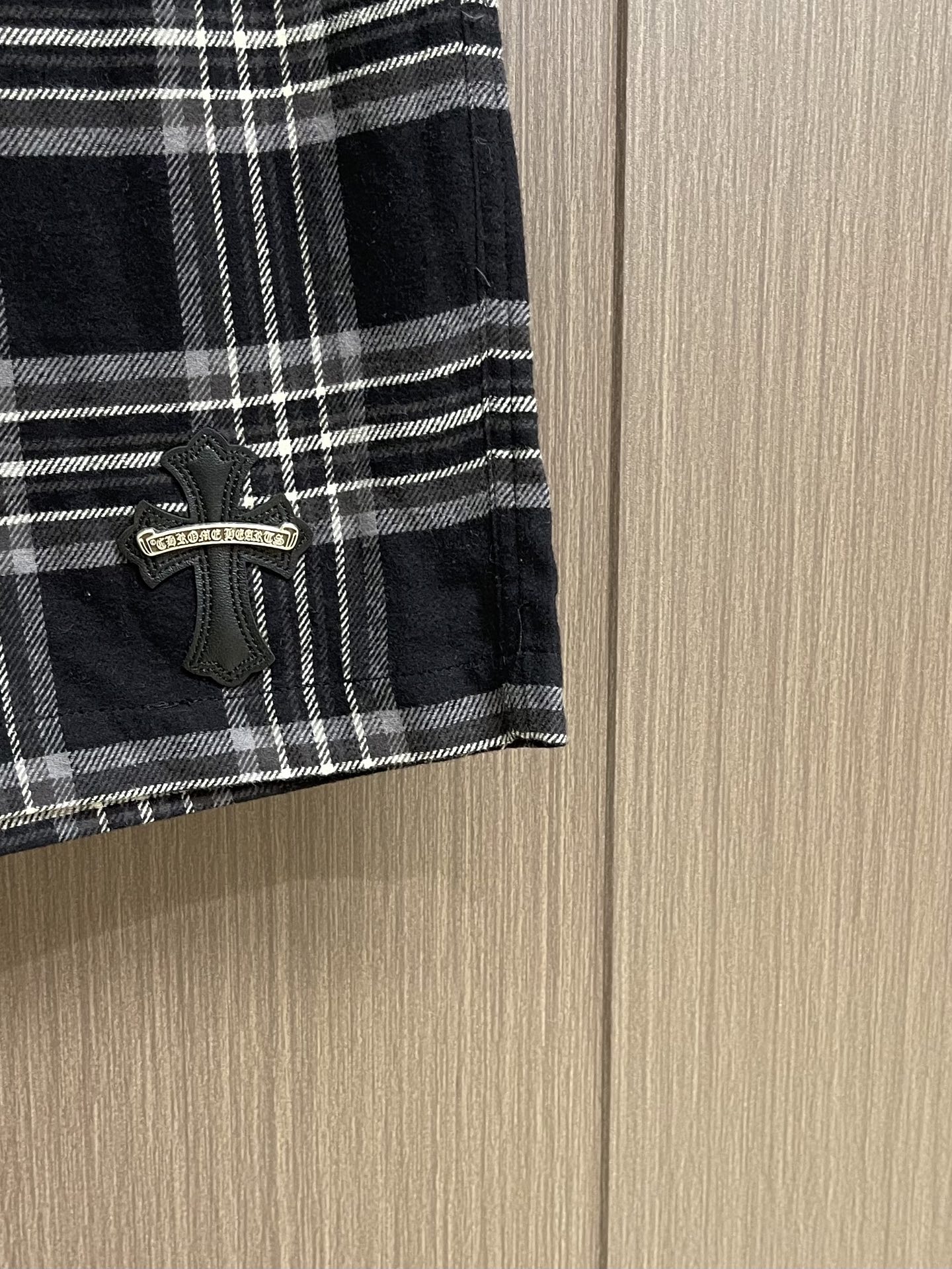 Chrome Hearts CH克罗心 黑白格十字皮标阔腿短裤，这款黑灰格纹七分选用柔软顺滑的格纹梭织面