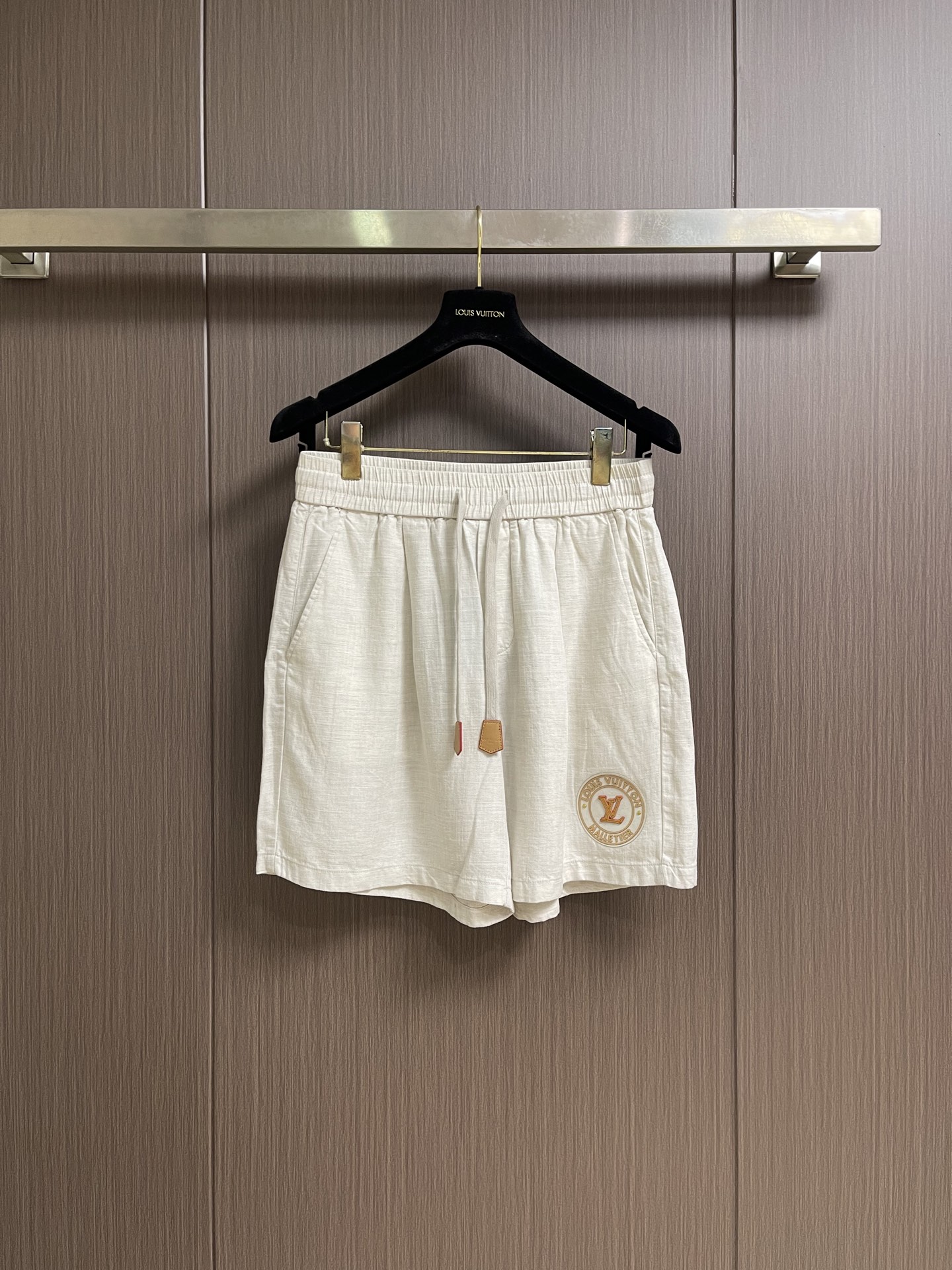 NO:953543,LV 2026ss new spring and summer Bermuda shorts, embroidered with the iconic logo, and the cotton feels very delicate.  The upper body is comfortable. The elastic waistband is embellished with the logo. The details are well processed. The high-end texture is excellent and fashionable. Sizes M-XXXL  Hips 78cm, pants length 57cm, Louis Vuitton shorts,19860909LV 2026ss春夏新款百慕大短裤,刺绣仔章标志性logo,全棉手感非常细腻．上身舒适.松紧腰头,辅以仔章logo点缀,细节处理非常到位 高端质感版型极佳,时尚大气.尺码M-XXXL M码 腰围72 臀围70 裤长53 L码腰围76 臀围72 裤长54 XL码 腰围80 臀围74 裤长55 XXL码 腰围84 臀围76 裤长56 XXXL码腰围88 臀围78 裤长57,,louis vuitton,shorts,,Men's clothing