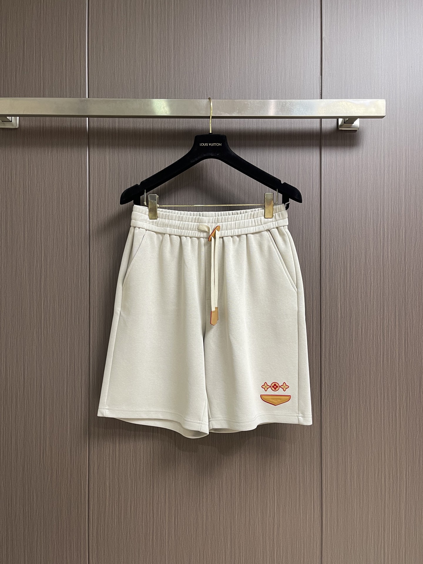 NO:953581,LV 2026ss new spring and summer Bermuda shorts, Zizhang’s iconic logo, and the cotton feels very delicate.  The upper body is comfortable. The elastic waistband is embellished with the logo. The details are well processed. The high-end texture is excellent and fashionable. Sizes M-XXXL  Hips 78cm, pants length 57cm, Louis Vuitton shorts,19860909LV 2026ss春夏新款百慕大短裤,仔章标志性logo,全棉手感非常细腻．上身舒适.松紧腰头,辅以仔章logo点缀,细节处理非常到位 高端质感版型极佳,时尚大气.尺码M-XXXL M码 腰围72 臀围70 裤长53 L码腰围76 臀围72 裤长54 XL码 腰围80 臀围74 裤长55 XXL码 腰围84 臀围76 裤长56 XXXL码腰围88 臀围78 裤长57,,louis vuitton,shorts,,Men's clothing