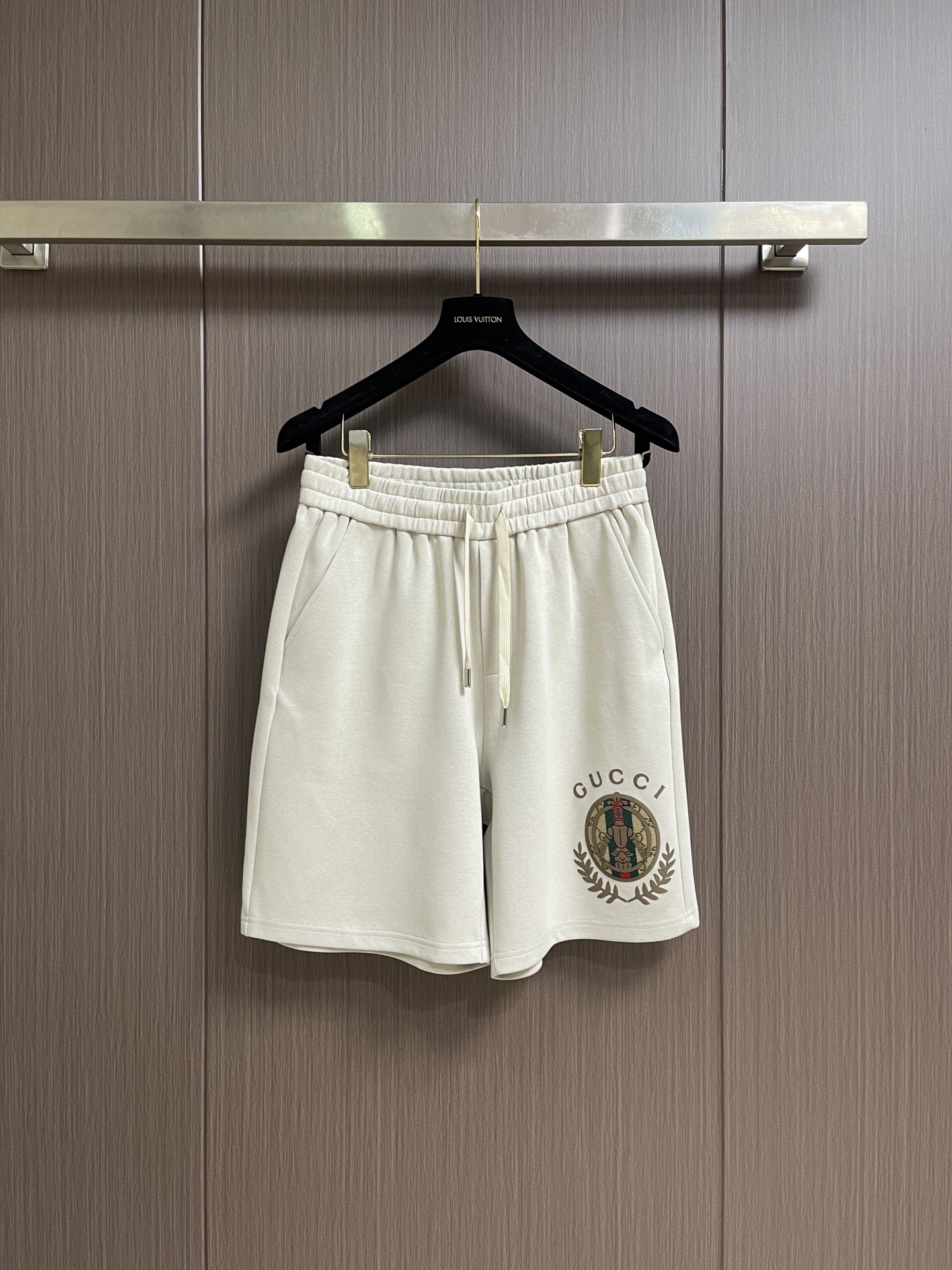 NO:953605,Gucci printed logo cotton sports shorts are made of single-sided fish-scale fabric woven with cotton as the base. The front is a smooth knitted surface, and the skin-contacting surface is formed into three-dimensional terry through the floating knitting technology of the knitting machine, which increases the fluffiness and has a delicate touch. The terry structure absorbs large amounts of water and evaporates quickly, and is not easy to loose and deform after multiple washes. Sizes M-XXXL Medium waist 72 hips 70 pants length 53 L waist 76 hips 72  Pants length 54 XL waist 80 hips 74 pants length 55 XXL waist 84 hips 76 pants length 5619860909Gucci 印花logo标识棉质运动短裤,采用棉为基底编织而成的单面鱼鳞布面料,正面为平滑的针织面,触肤面通过针织机的浮线编织技术形成立体的毛圈,增加蓬松感, 同时触感细腻.毛圈结构吸水量大且蒸发快,多次洗涤不易松散变形.尺码M-XXXL M码 腰围72 臀围70 裤长53 L码腰围76 臀围72 裤长54 XL码 腰围80 臀围74 裤长55 XXL码 腰围84 臀围76 裤长56 XXXL码腰围88 臀围78 裤长57,,gucci,shorts,,Men's clothing
